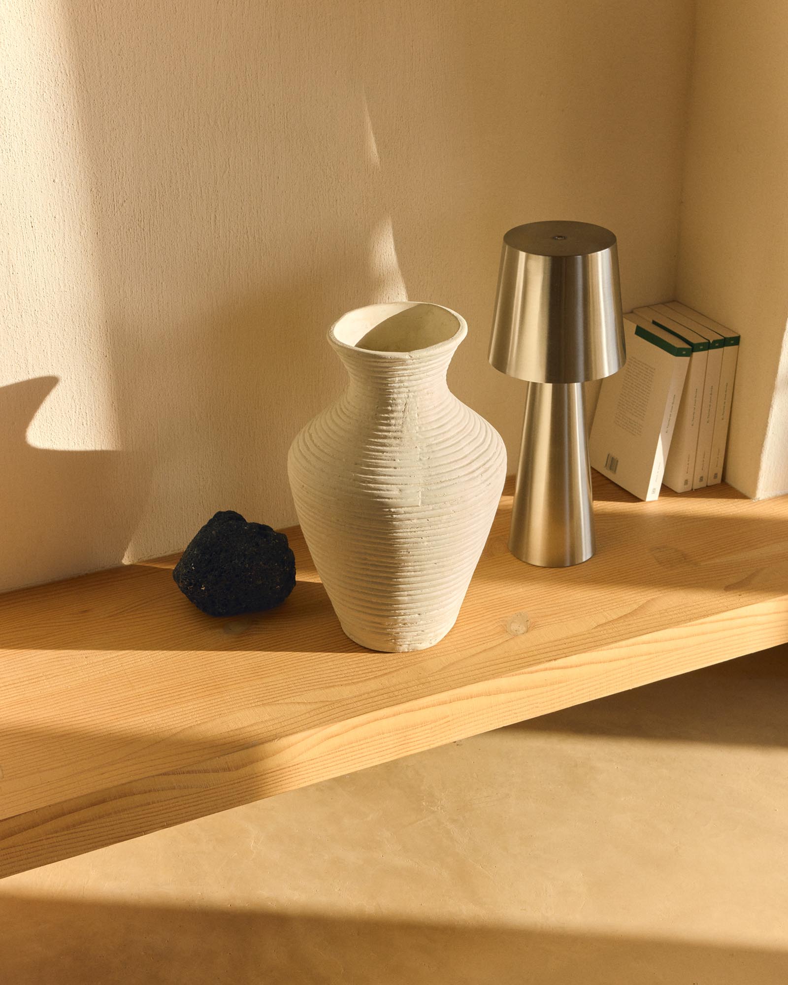 Elegante kleine Tischlampe Arenys aus Metall mit glänzendem Silberfinish, ideal für stimmungsvolle Abende im Freien.