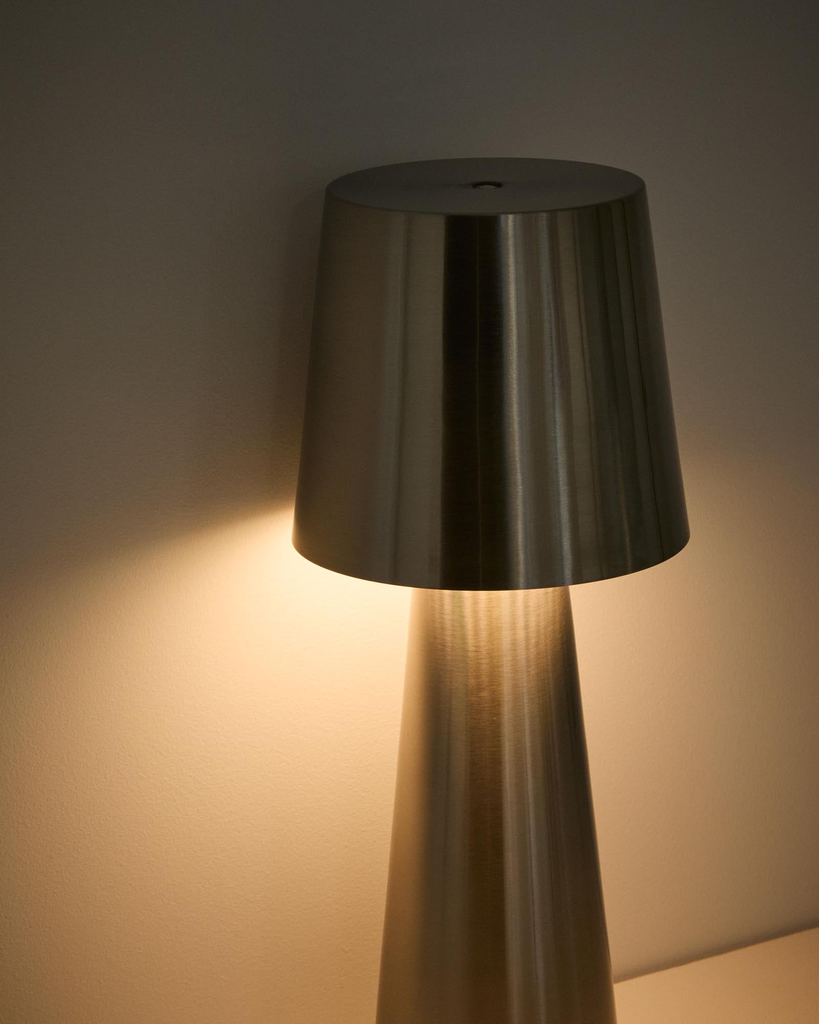 Elegante große Tischleuchte Arenys aus Metall mit glänzendem Silberfinish, ideal für den Außenbereich, von Kave Home.