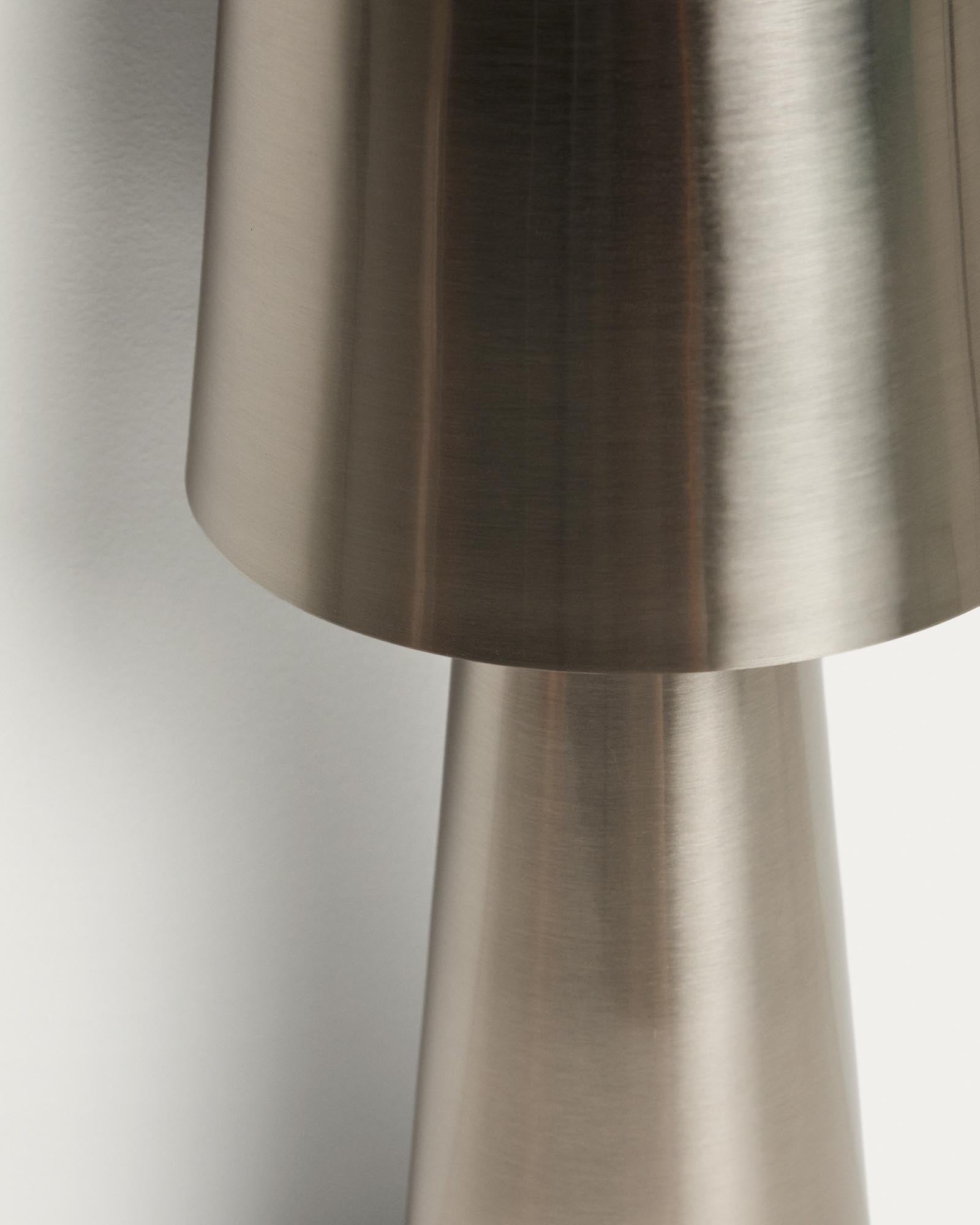 Moderne Outdoor Tischleuchte Arenys aus robustem Metall mit schimmerndem Silberfinish, perfekt für stimmungsvolle Abende im Freien.