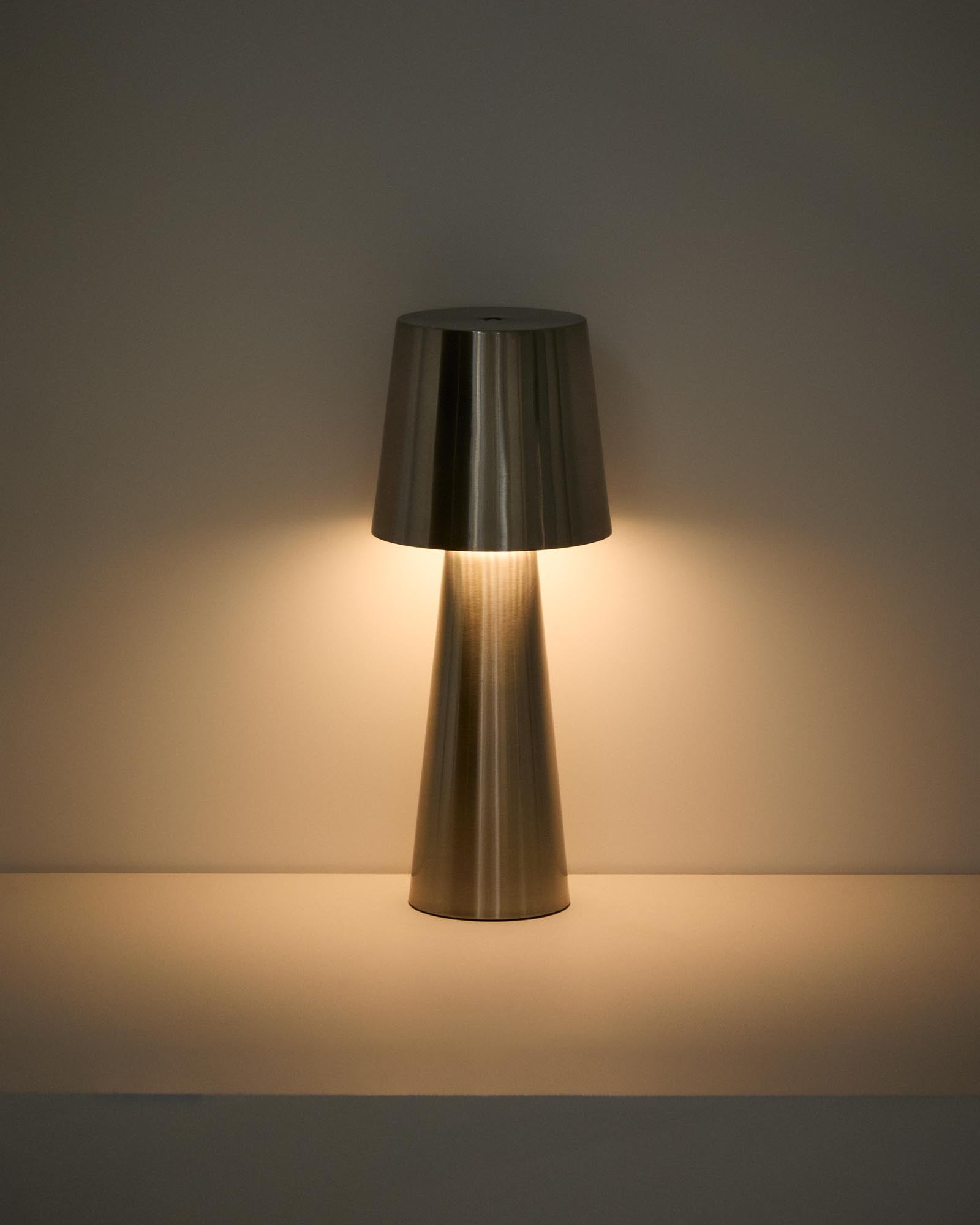 Elegante Tischleuchte Arenys aus Metall mit glänzendem Silber, ideal für stimmungsvolle Abende im Freien und stilvolle Akzente im Garten.