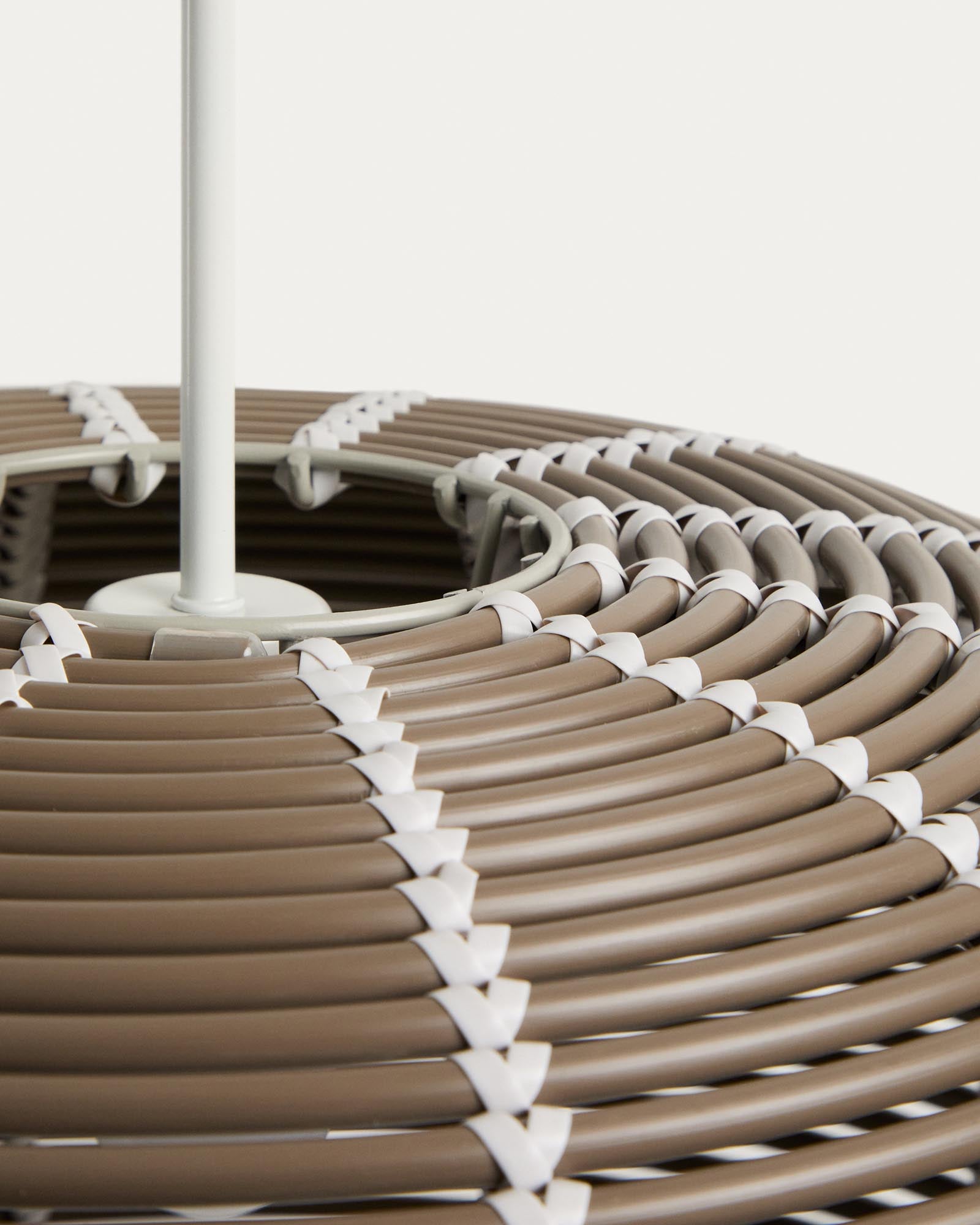 Eleganter taupefarbener Lampenschirm aus strapazierfähigem synthetischem Rattan, Ø 50 cm, ideal für die Kave Home Garoina Outdoor-Beleuchtung.