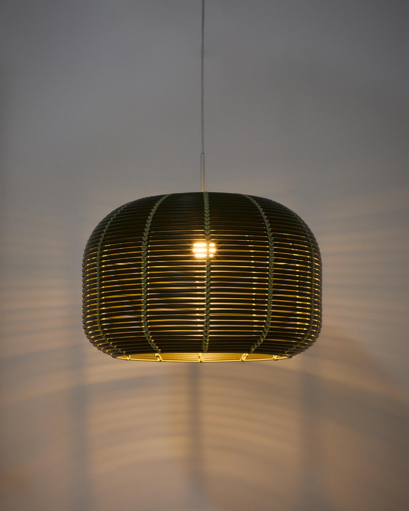 Eleganter, grüner Lampenschirm aus langlebigem synthetischem Rattan, Ø 50 cm, ideal für stilvolle Außenbereiche und die Garoina Deckenleuchte.