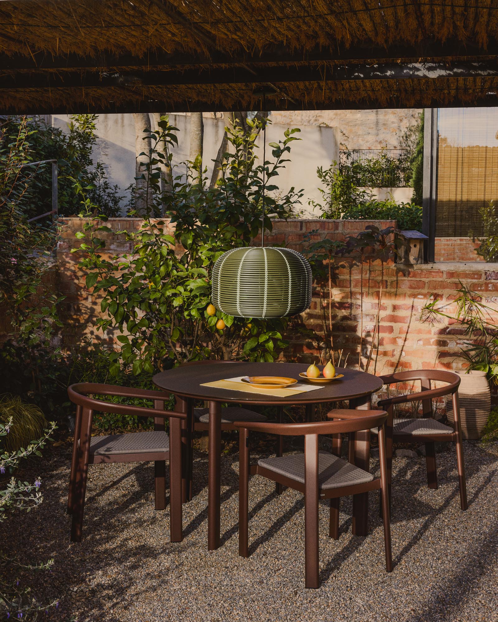 Eleganter grüner Lampenschirm aus synthetischem Rattan für die Garoina Outdoor-Deckenleuchte, Ø 50 cm, ideal für stilvolle Außenbereiche.