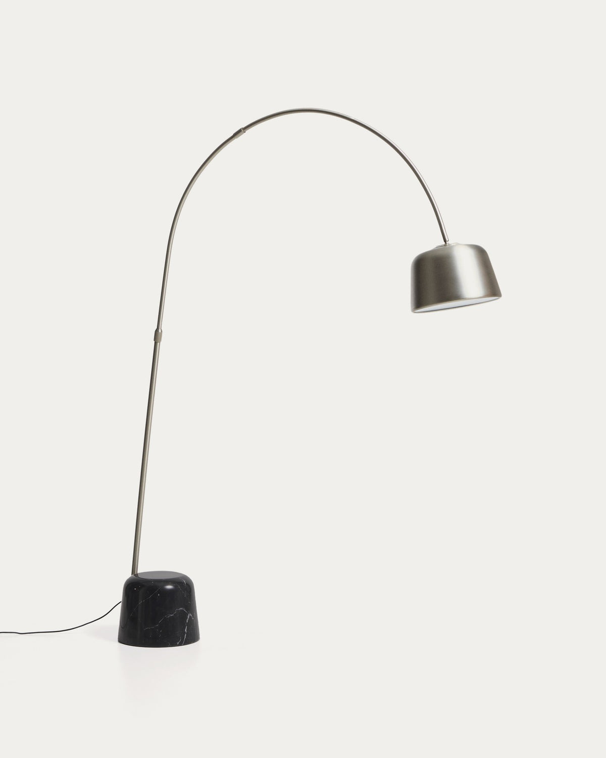 Stehlampe Arnolia von Kave Home mit gebürstetem Stahlgestell und schwarzem Marmorsockel, schlanke Silhouette und höhenverstellbarem Leuchtenkopf.