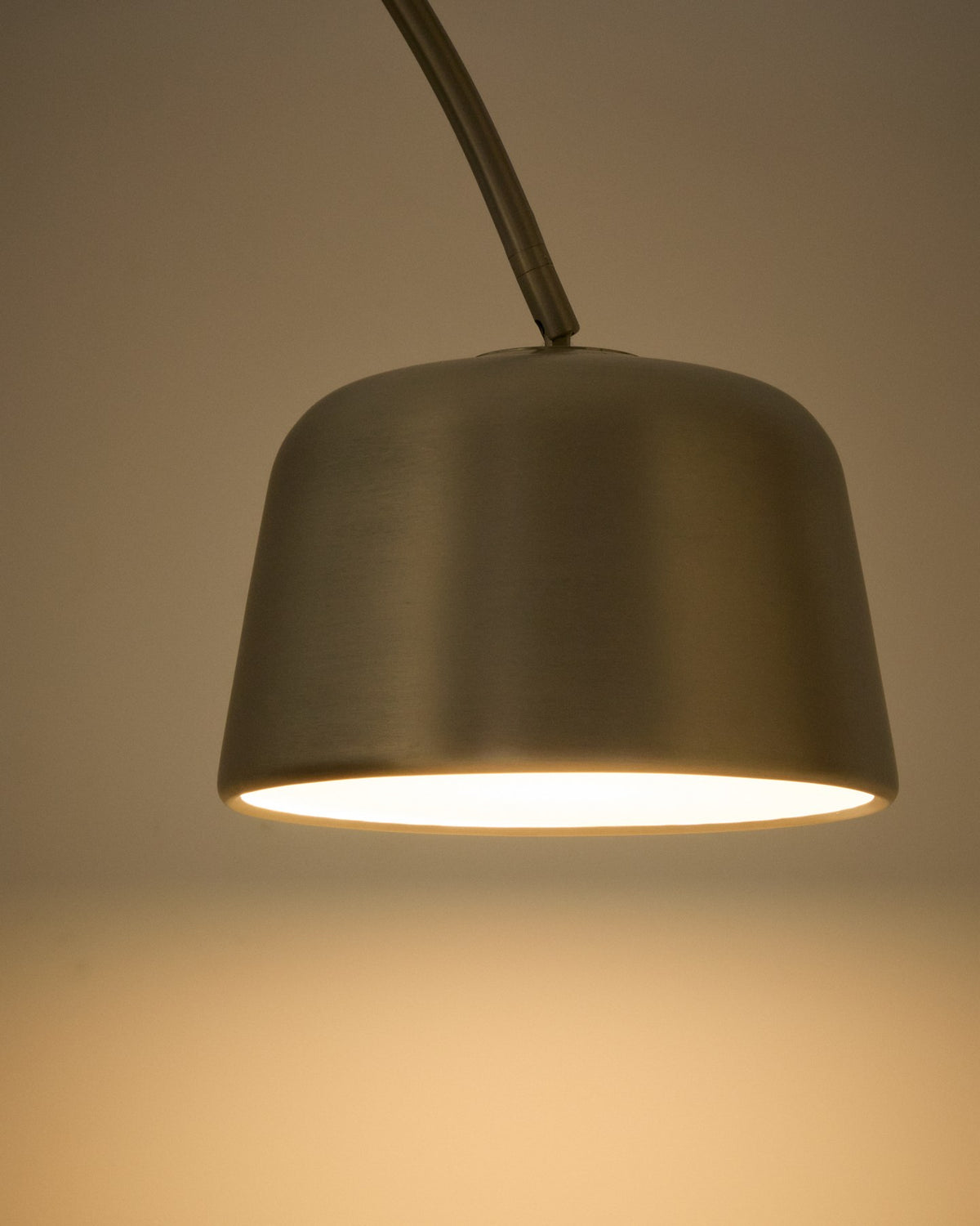 Stehlampe Arnolia von Kave Home mit gebürstetem Stahlgestell und schwarzem Marmorsockel, schlanke Silhouette und höhenverstellbarem Leuchtenkopf.