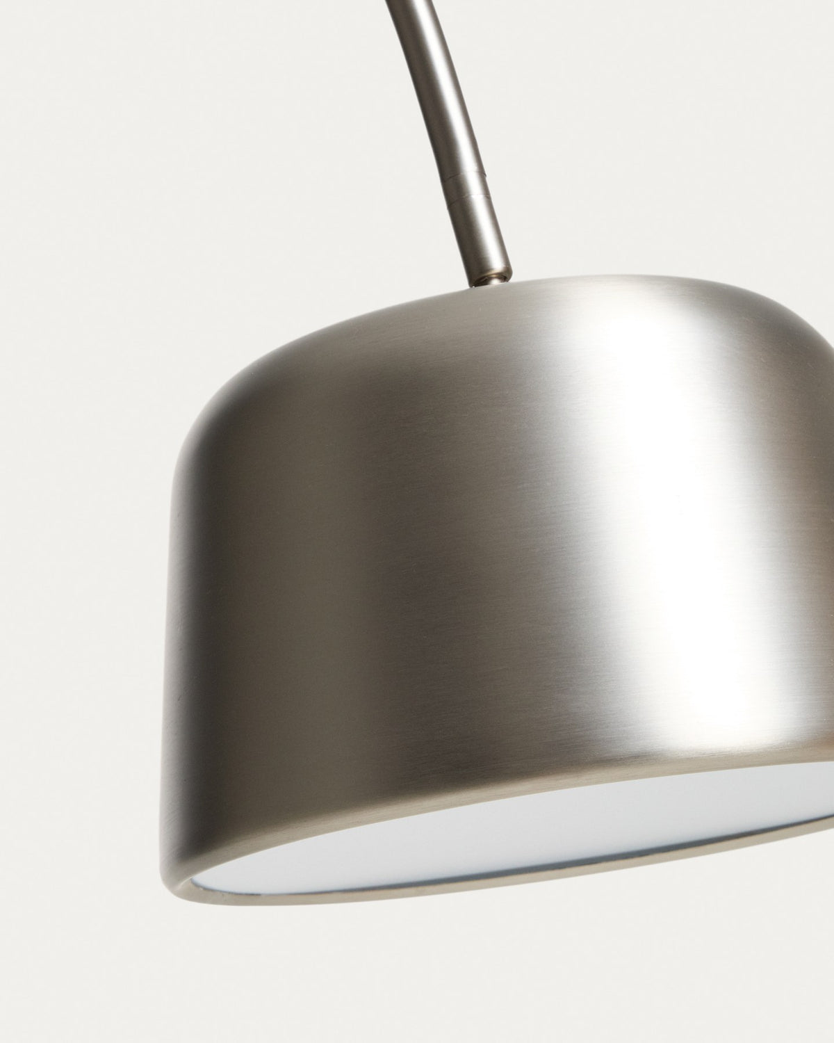 Stehlampe Arnolia von Kave Home mit gebürstetem Stahlgestell und schwarzem Marmorsockel, schlanke Silhouette und höhenverstellbarem Leuchtenkopf.