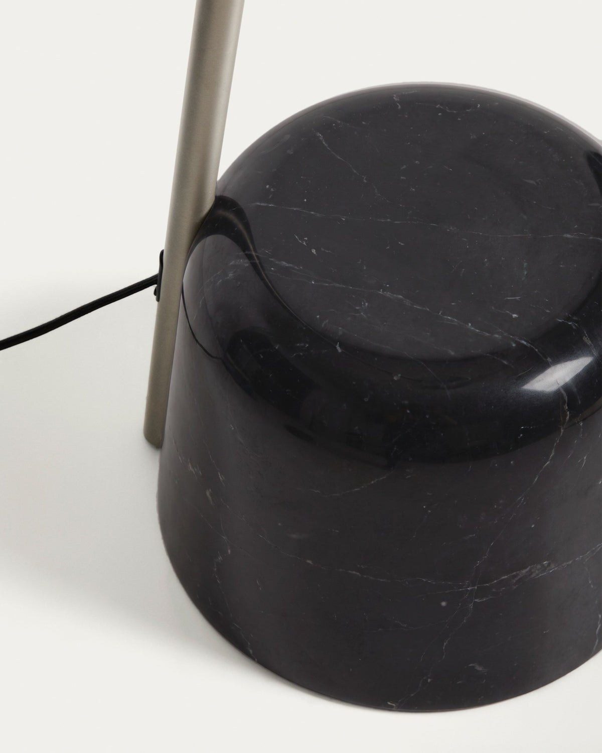 Stehlampe Arnolia von Kave Home mit gebürstetem Stahlgestell und schwarzem Marmorsockel, schlanke Silhouette und höhenverstellbarem Leuchtenkopf.