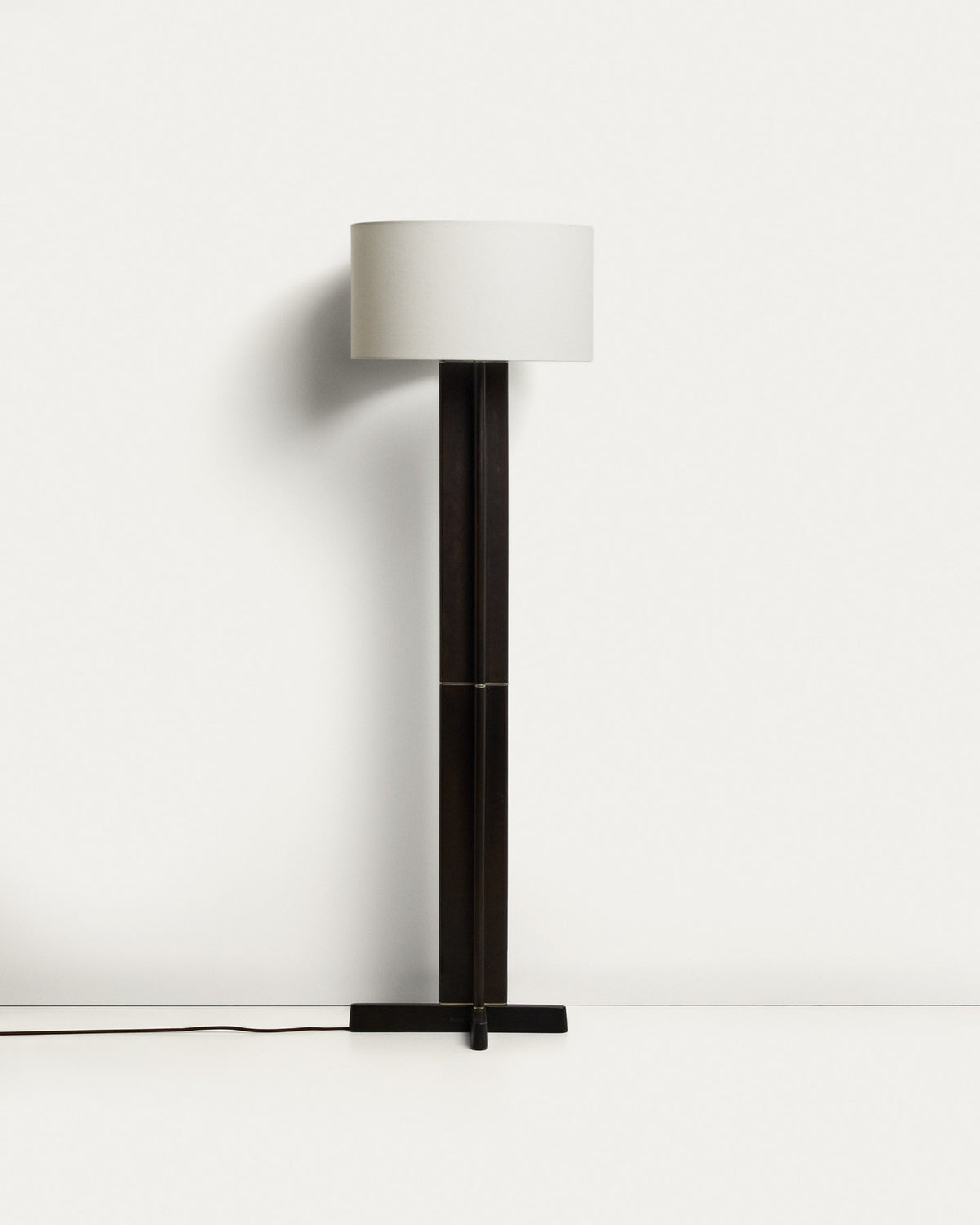 Stehlampe Niani aus Kautschukholz mit dunklem Finish und elfenbeinfarbenem Baumwollschirm in Weiss, Dunkelbraun präsentiert im Onlineshop von KAQTU Design AG. Stehleuchte ist von Kave Home