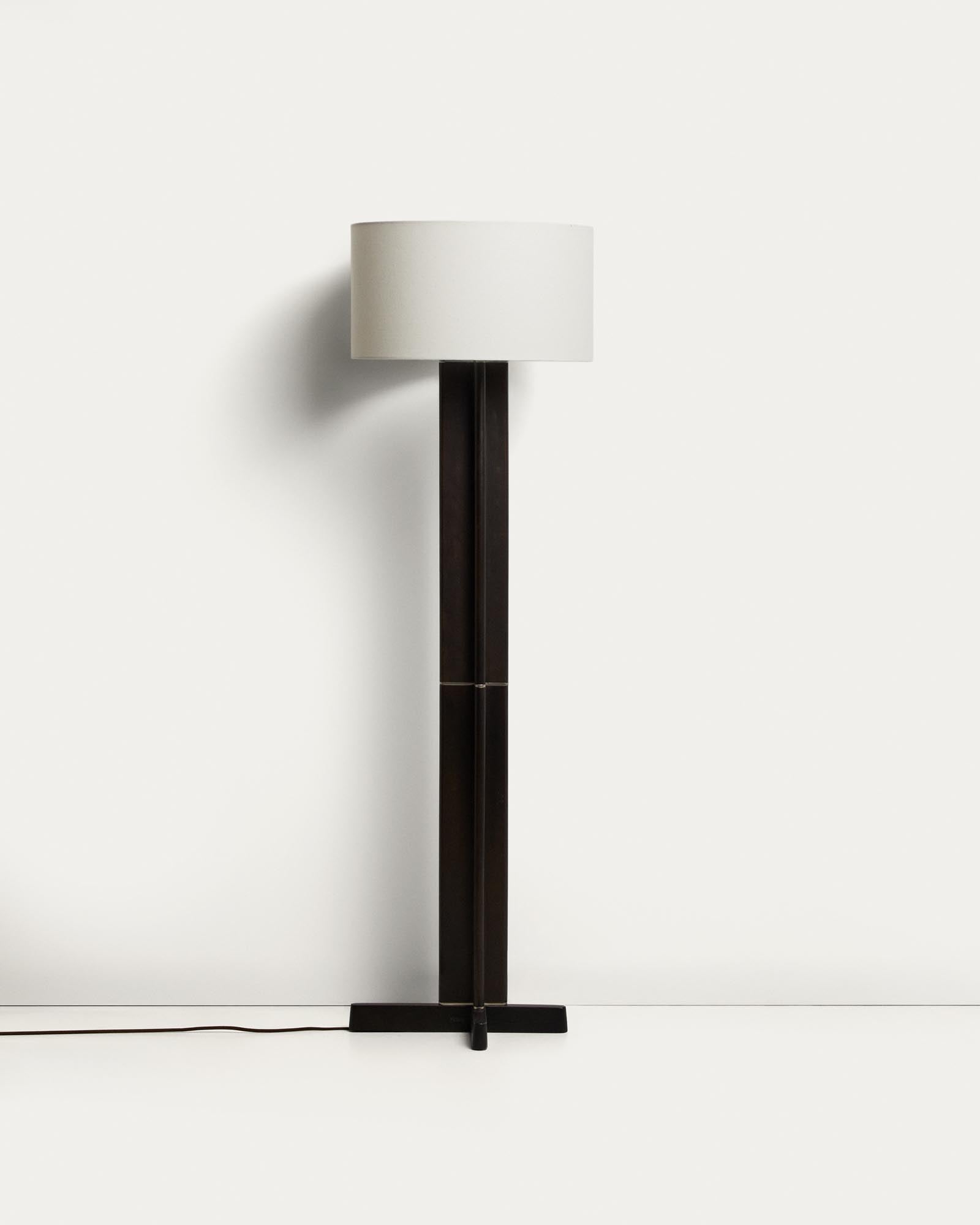 Stehlampe Niani aus Kautschukholz mit dunklem Finish und elfenbeinfarbenem Baumwollschirm in Weiss präsentiert im Onlineshop von KAQTU Design AG. Stehleuchte ist von Kave Home