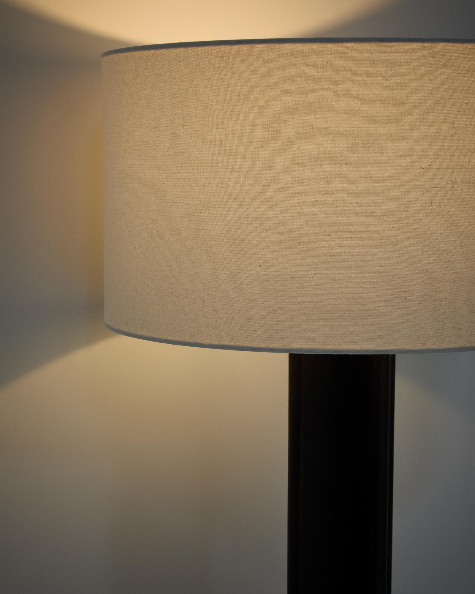 Elegante Stehlampe Niani aus Kautschukholz mit dunklem Finish und elfenbeinfarbenem Baumwollschirm, ideal für stilvolle Wohnräume.