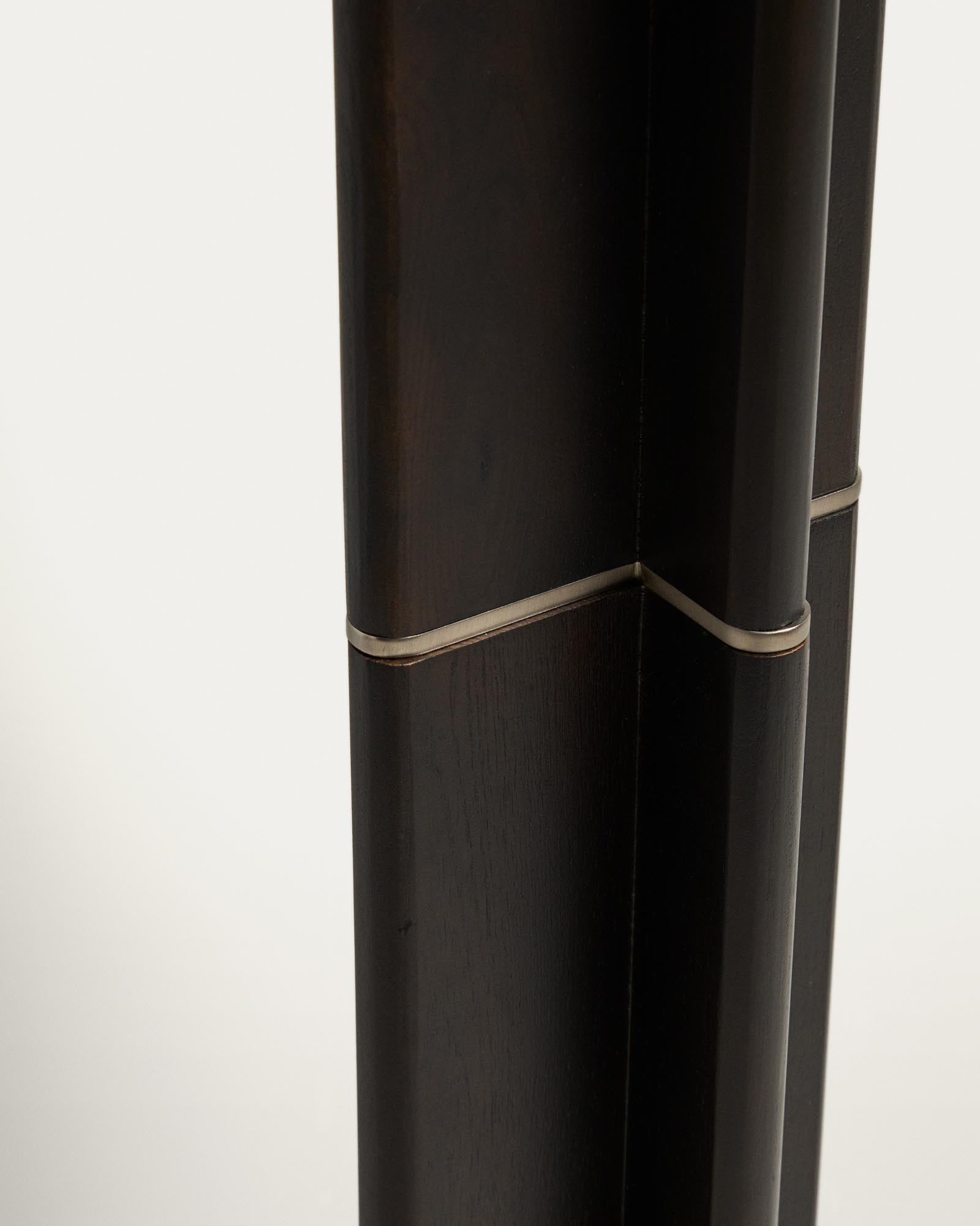 Elegante Stehlampe Niani aus Kautschukholz mit stilvollem dunklen Finish und einem sanften elfenbeinfarbenen Baumwollschirm für einladende Atmosphäre.