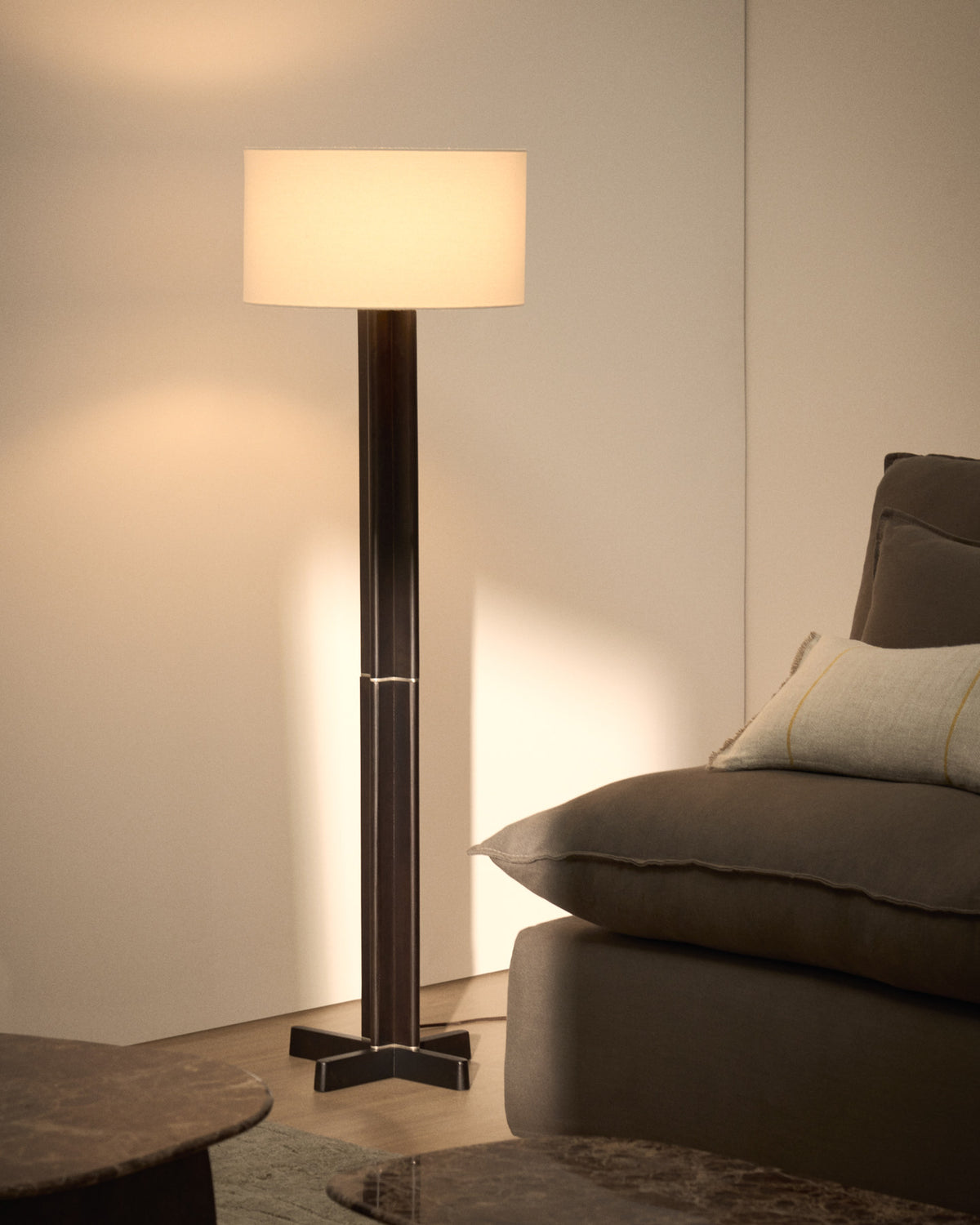 Stehlampe Niani aus Kautschukholz mit dunklem Finish und elfenbeinfarbenem Baumwollschirm in Weiss, Dunkelbraun präsentiert im Onlineshop von KAQTU Design AG. Stehleuchte ist von Kave Home