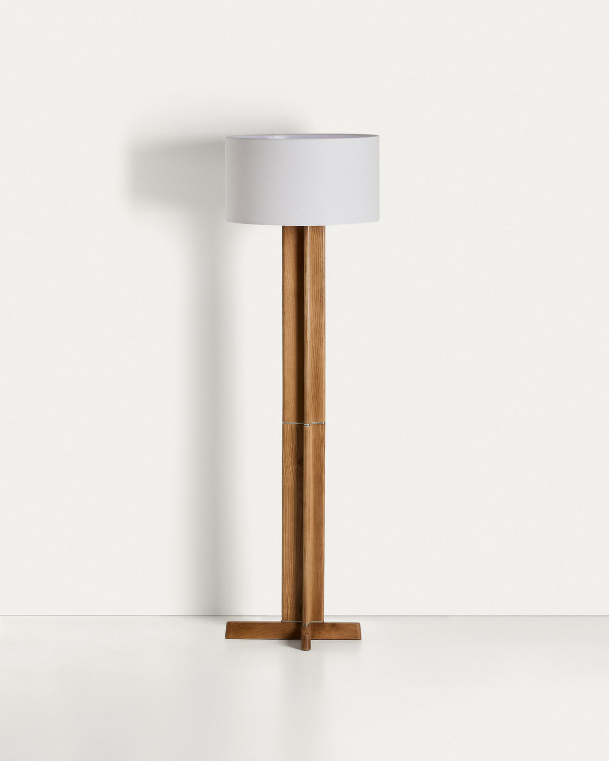 Stehlampe Niani aus Kautschukholz mit Finish in Naturton und elfenbeinfarbenem Baumwollschirm in Weiss, Braun präsentiert im Onlineshop von KAQTU Design AG. Stehleuchte ist von Kave Home