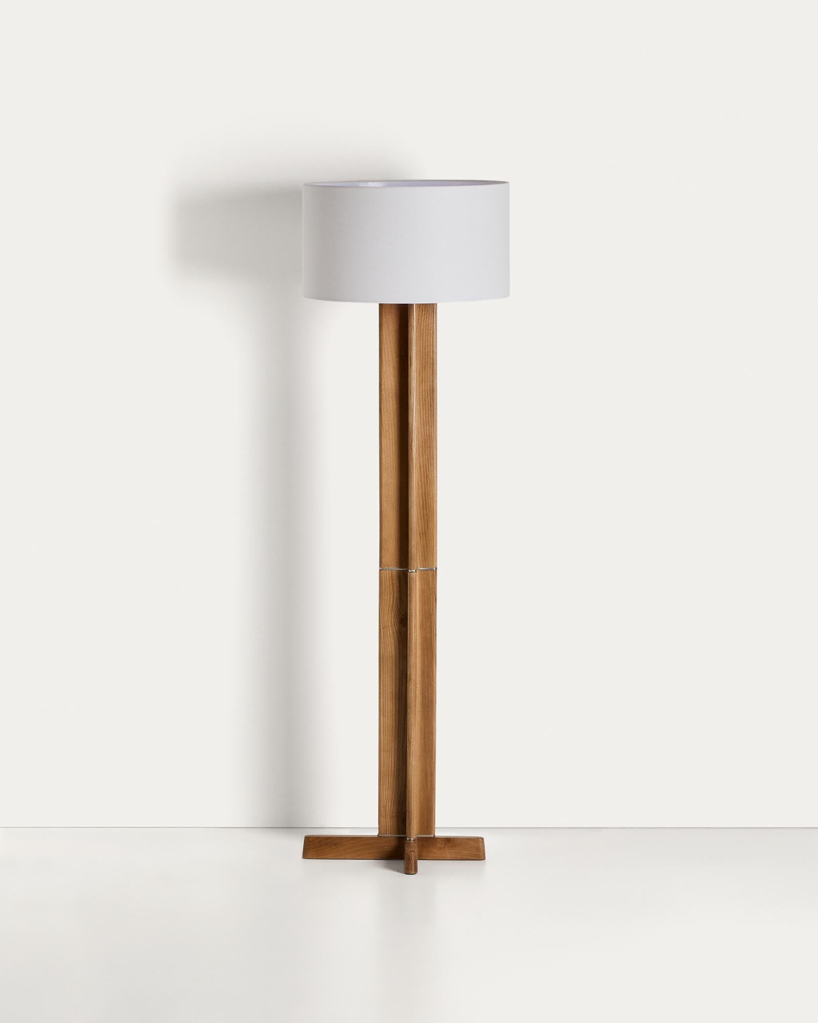 Stehlampe Niani aus Kautschukholz mit Finish in Naturton und elfenbeinfarbenem Baumwollschirm in Weiss präsentiert im Onlineshop von KAQTU Design AG. Stehleuchte ist von Kave Home