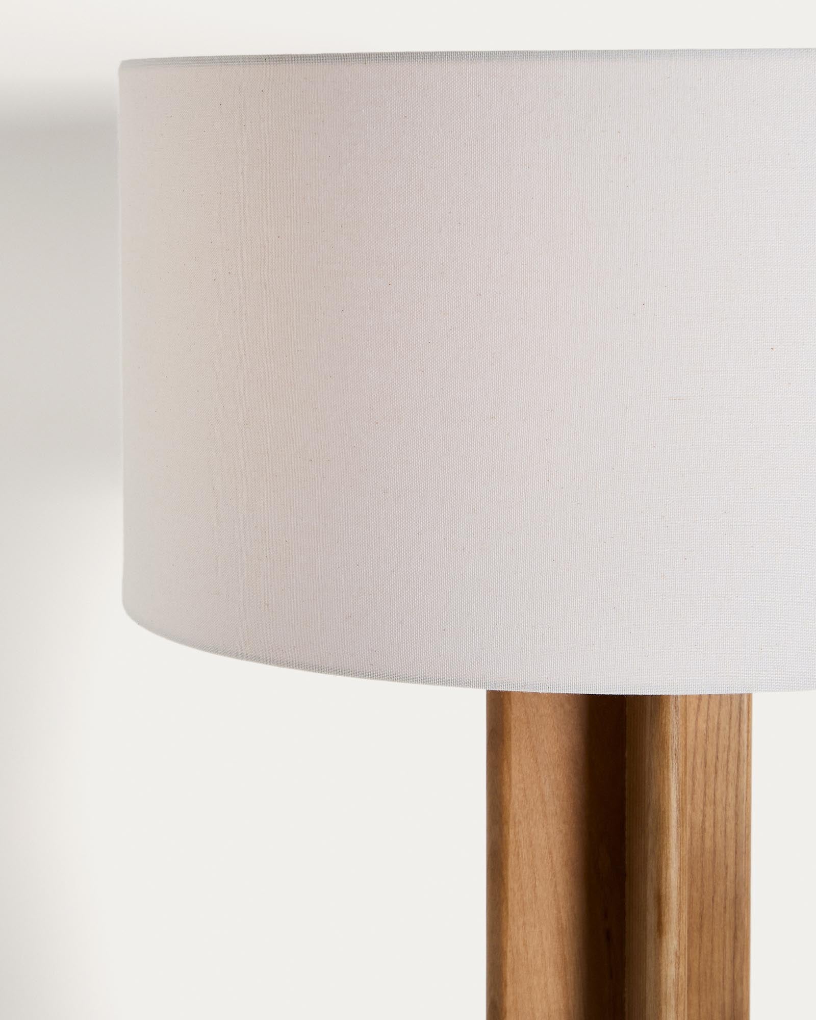 Elegante Stehlampe Niani aus Kautschukholz mit natürlichem Finish und elfenbeinfarbenem Baumwollschirm, ideal für stilvolle Wohnräume.