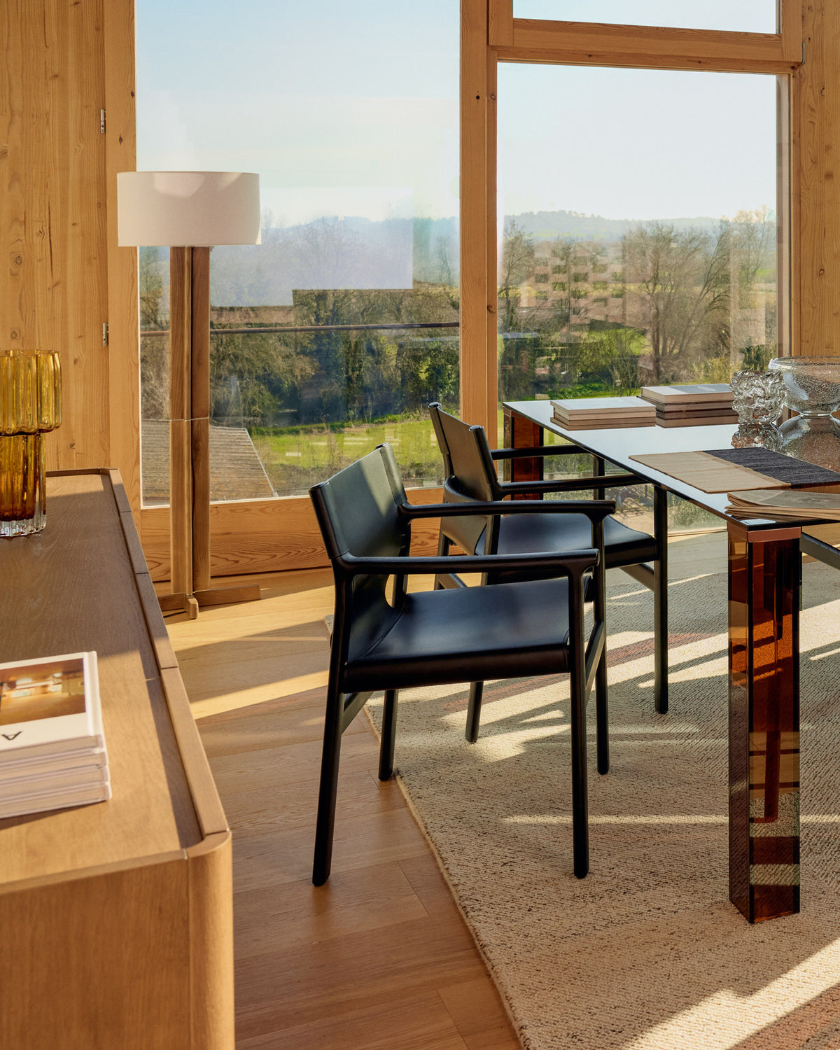 Stehlampe Niani aus Kautschukholz mit Finish in Naturton und elfenbeinfarbenem Baumwollschirm in Weiss, Braun präsentiert im Onlineshop von KAQTU Design AG. Stehleuchte ist von Kave Home