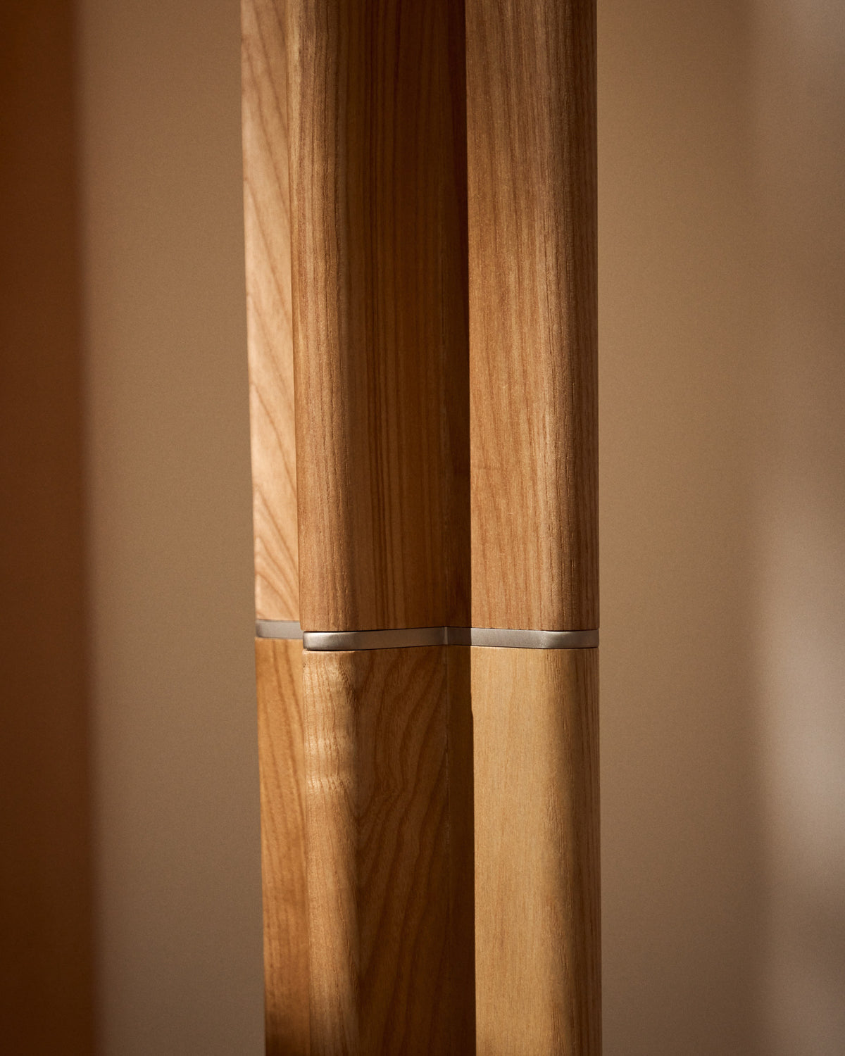 Stehlampe Niani aus Kautschukholz mit Finish in Naturton und elfenbeinfarbenem Baumwollschirm in Weiss, Braun präsentiert im Onlineshop von KAQTU Design AG. Stehleuchte ist von Kave Home