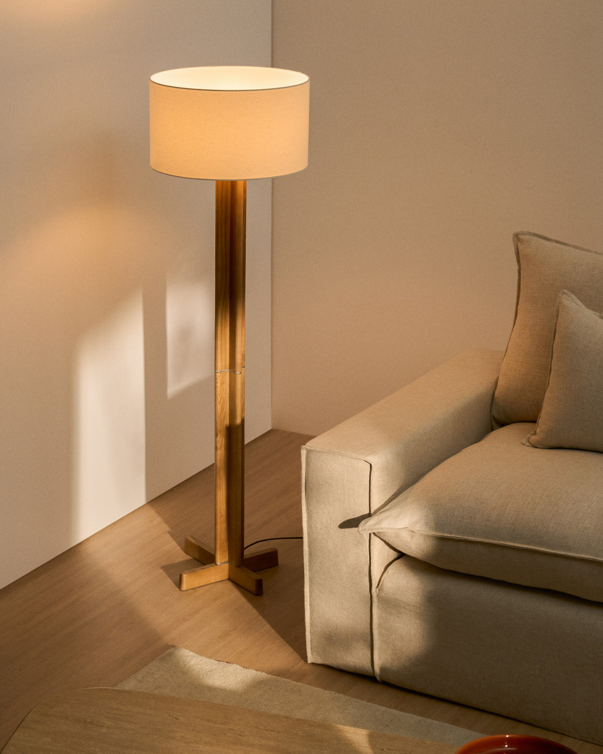 Stehlampe Niani aus Kautschukholz mit Finish in Naturton und elfenbeinfarbenem Baumwollschirm in Weiss, Braun präsentiert im Onlineshop von KAQTU Design AG. Stehleuchte ist von Kave Home