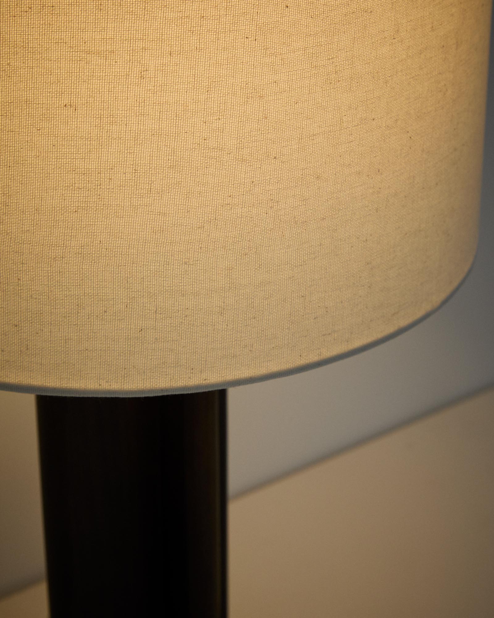 Elegante Tischleuchte Niani aus dunklem Kautschukholz mit einem stilvollen elfenbeinfarbenen Baumwollschirm, ideal für jedes moderne Zuhause.