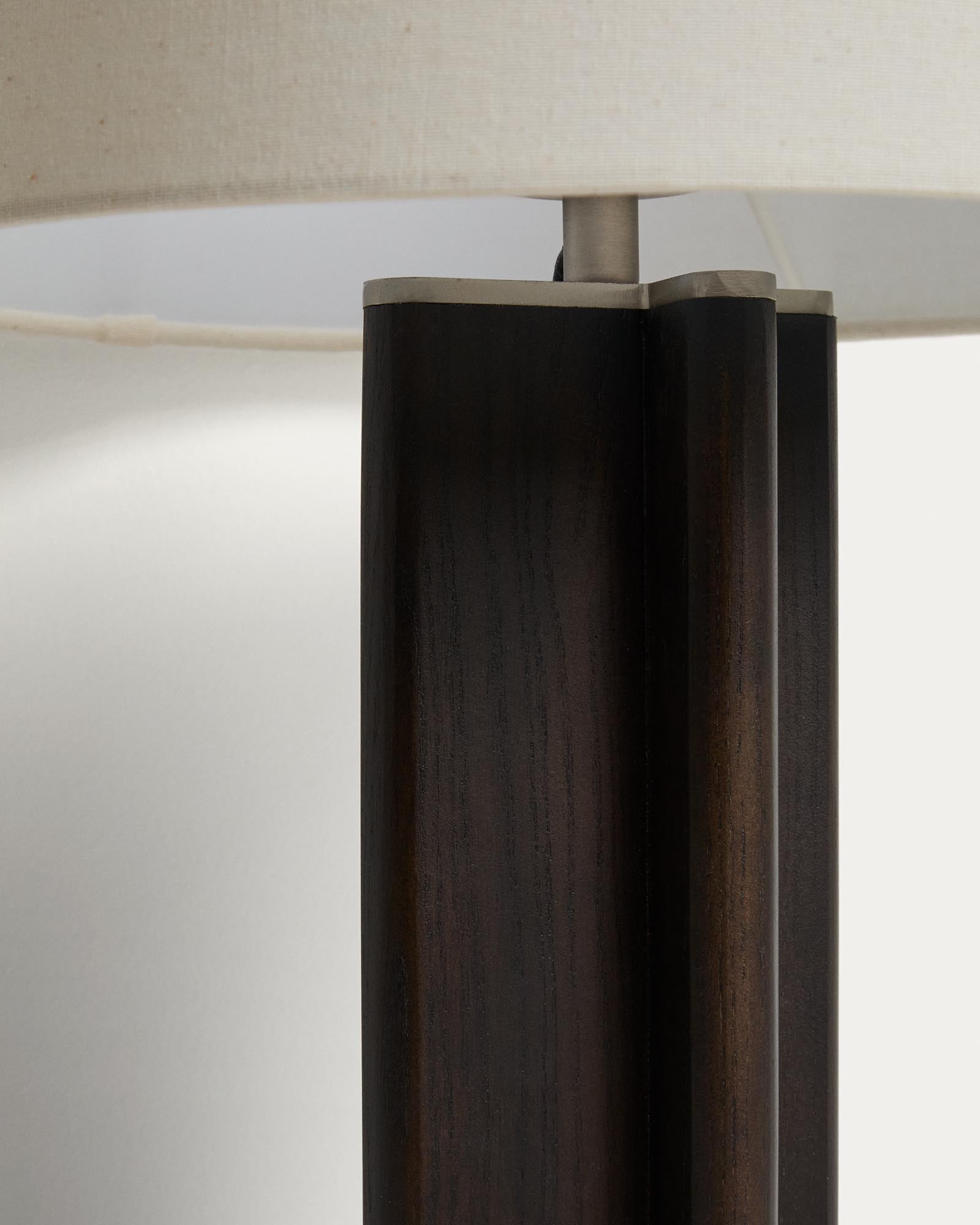 Stilvolle Tischleuchte Niani aus robustem Kautschukholz, dunkles Finish und elfenbeinfarbener Baumwollschirm mit 30 cm Durchmesser, perfekt für jedes Ambiente.
