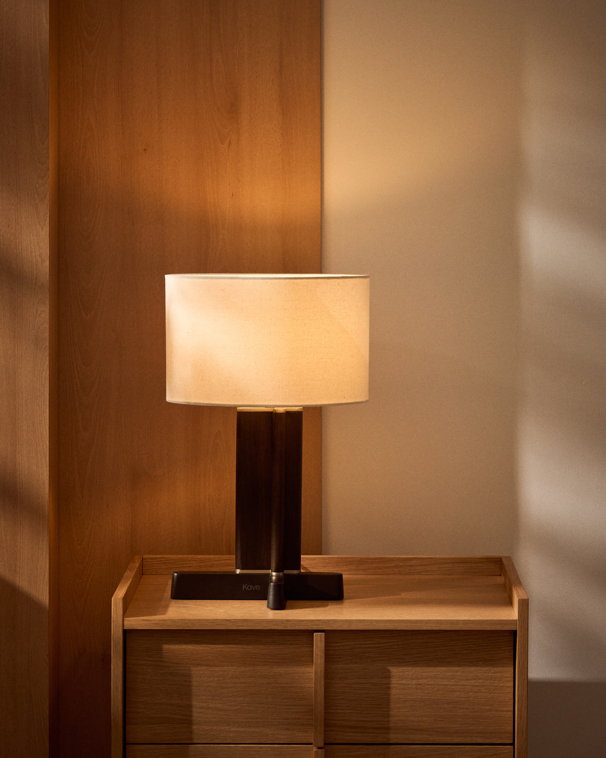 Tischleuchte Niani aus Kautschukholz mit dunklem Finish und elfenbeinfarbenem Baumwollschirm Ø 30 cm in Weiss, Dunkelbraun präsentiert im Onlineshop von KAQTU Design AG. Tischleuchte ist von Kave Home