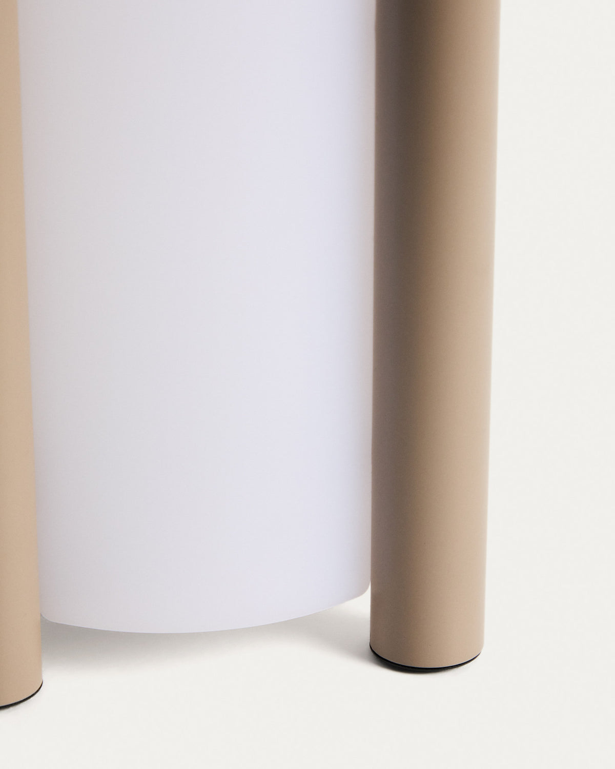 Kleine tragbare Tischlampe Leros aus Polyethylen und taupefarbenem Stahl in Grau präsentiert im Onlineshop von KAQTU Design AG. Outdoor Tischleuchte ist von Kave Home