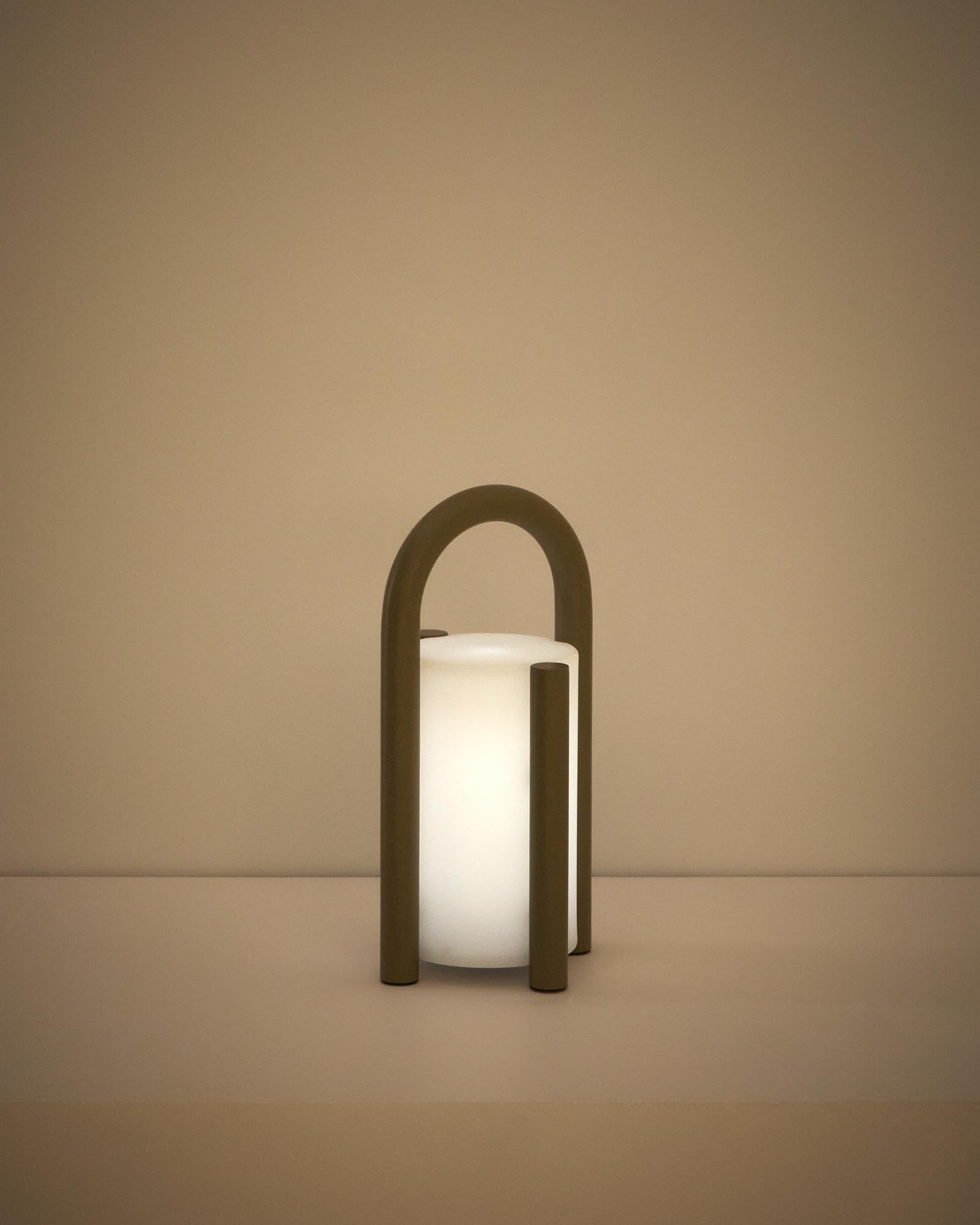 Elegante tragbare Tischlampe Leros in taupe und Polyethylen, ideal für stimmungsvolle Abende im Freien und stilvolle Akzente.