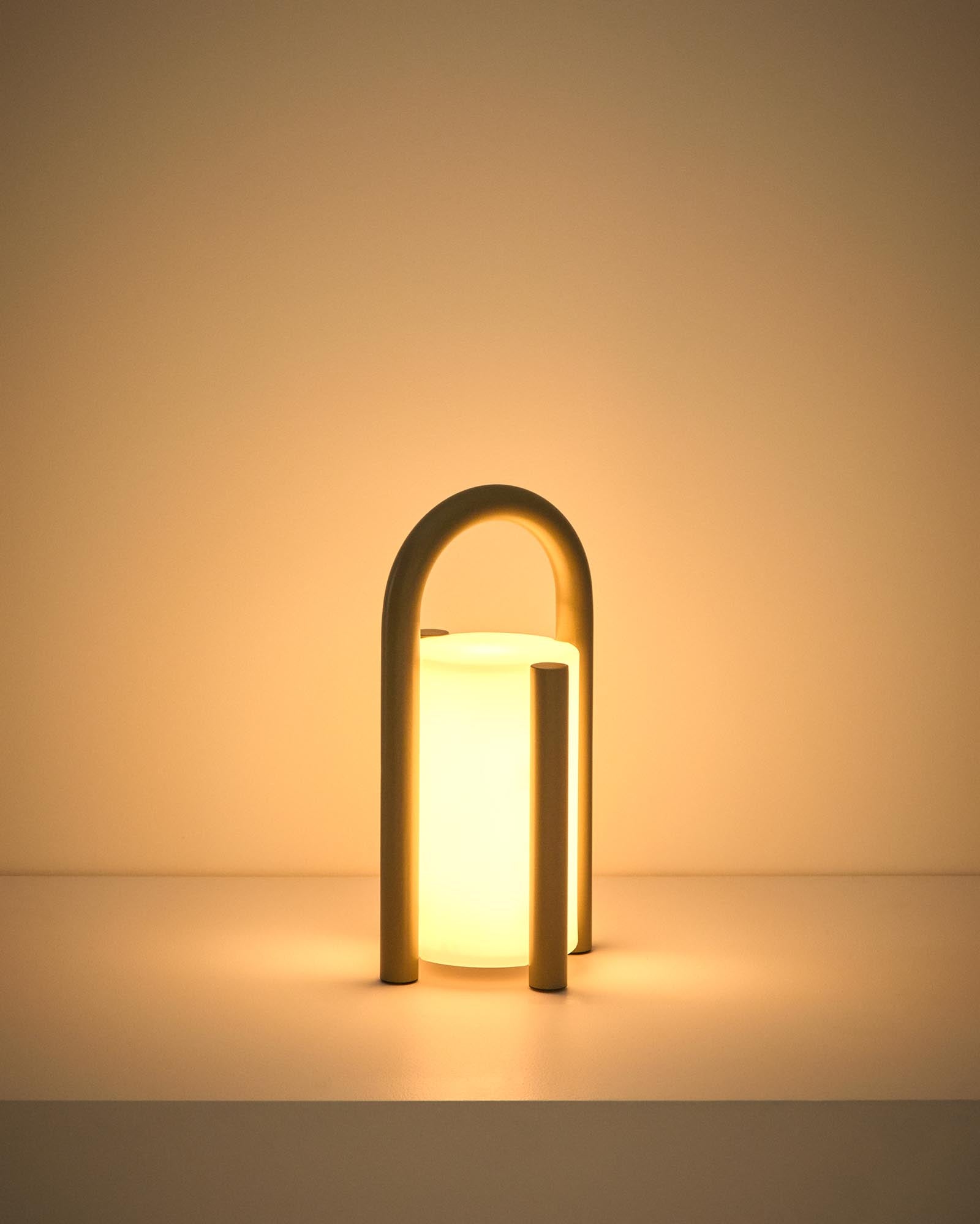 Kleine, stilvolle Tischlampe Leros aus robustem Polyethylen und taupefarbenem Stahl, perfekt für gemütliche Abende im Freien.