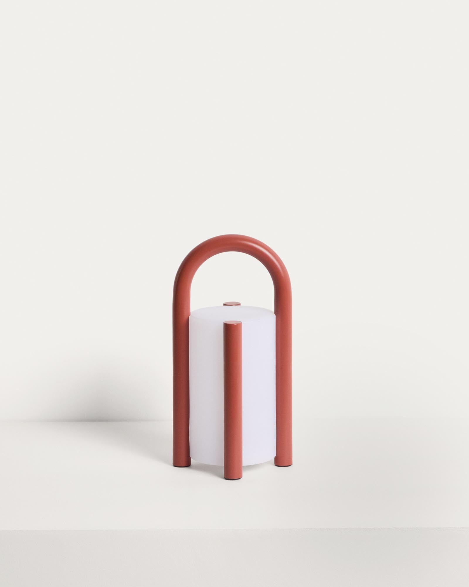 Kleine tragbare Tischlampe Leros aus Polyethylen und terrakottafarbenem Stahl in Rot präsentiert im Onlineshop von KAQTU Design AG. Outdoor Tischleuchte ist von Kave Home