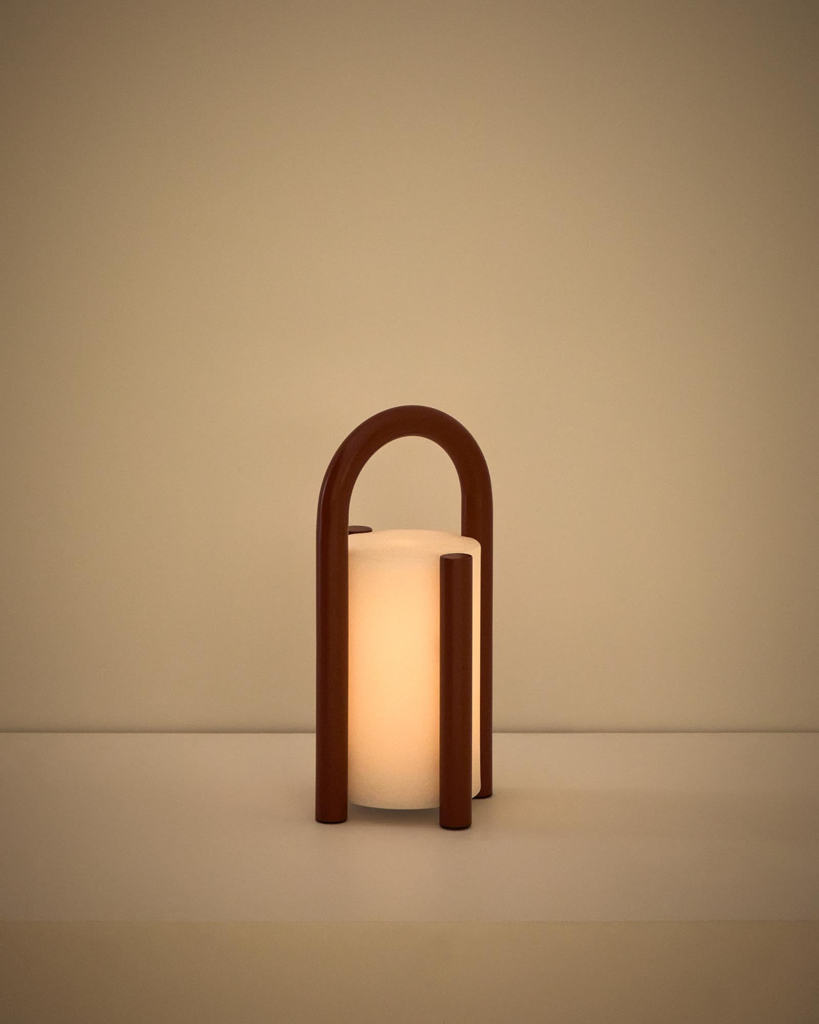 Elegante, tragbare Tischlampe Leros in terrakottafarbenem Stahl und Polyethylen, ideal für gemütliche Outdoor-Atmosphäre.