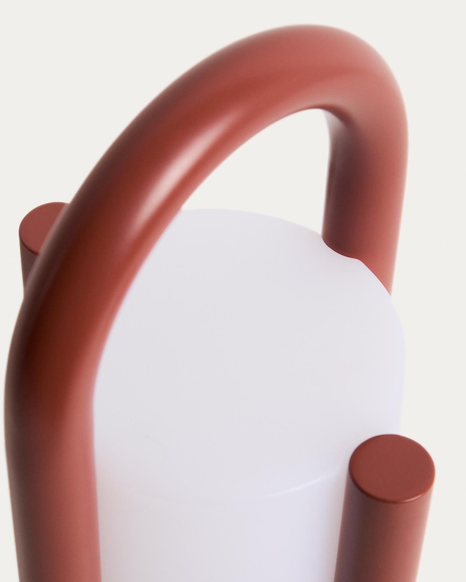 Kleine, tragbare Tischlampe Leros in terrakottafarbenem Stahl und Polyethylen, ideal für gemütliche Outdoor-Atmosphäre und stimmungsvolle Beleuchtung.