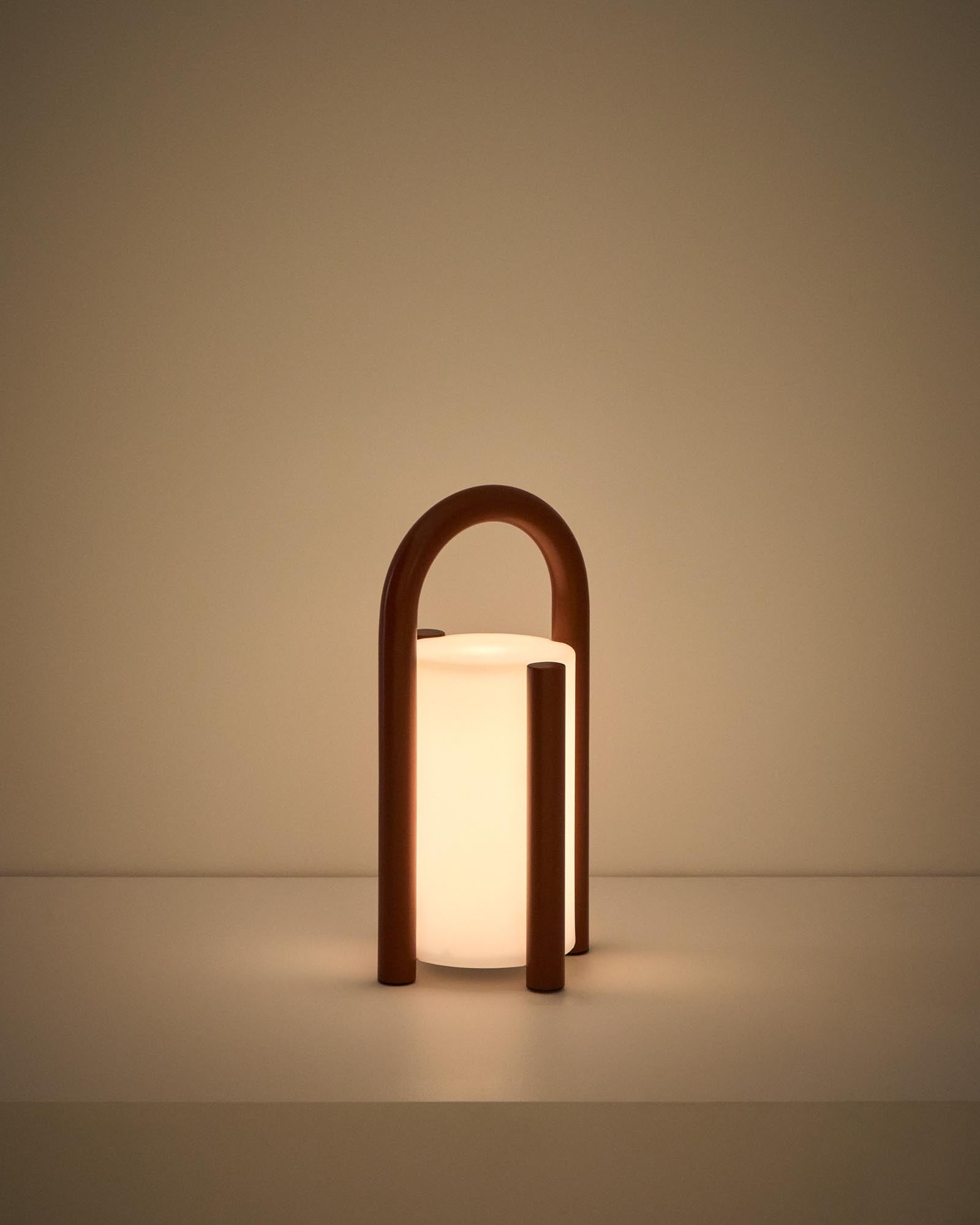 Moderne, tragbare Tischlampe Leros in terrakottafarbenem Stahl und Polyethylen, perfekt für stimmungsvolle Abende im Freien.