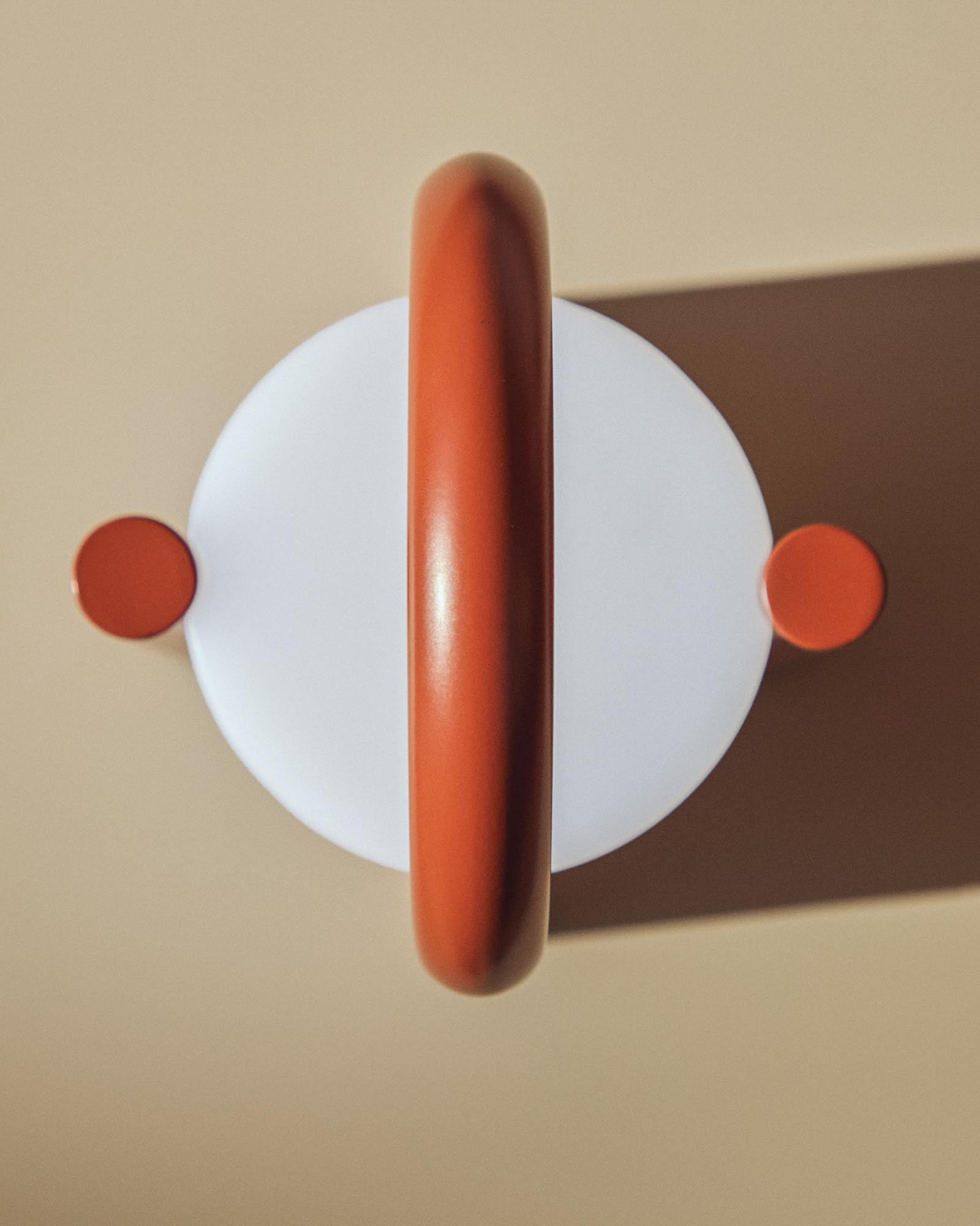 Stimmungsvolle kleine Tischlampe Leros in terrakottafarbenem Stahl und Polyethylen, ideal für den Außenbereich, von Kave Home.