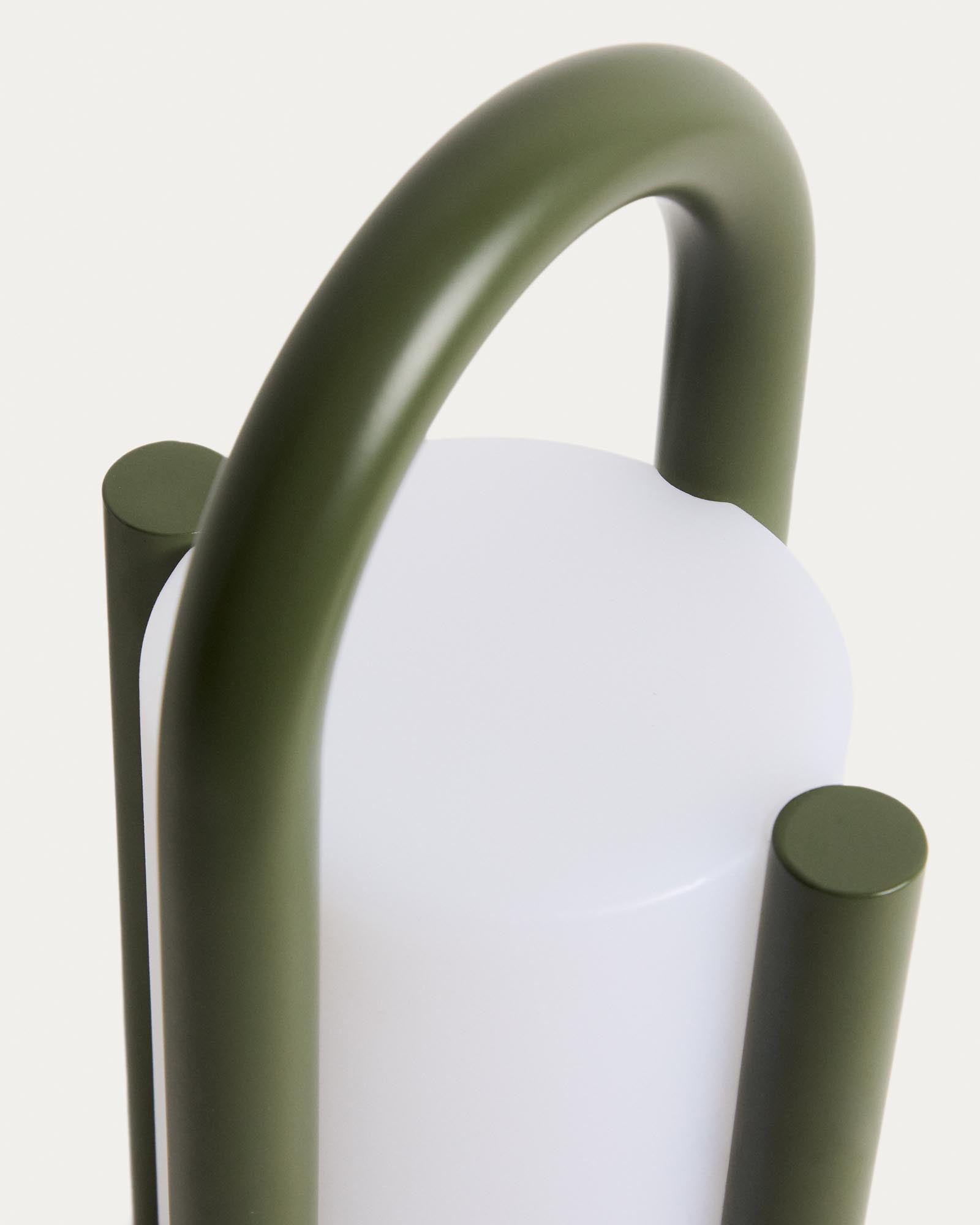 Stylische, tragbare Tischlampe Leros in Dunkelgrün aus Polyethylen und Stahl, ideal für den Außenbereich und stimmungsvolle Beleuchtung.