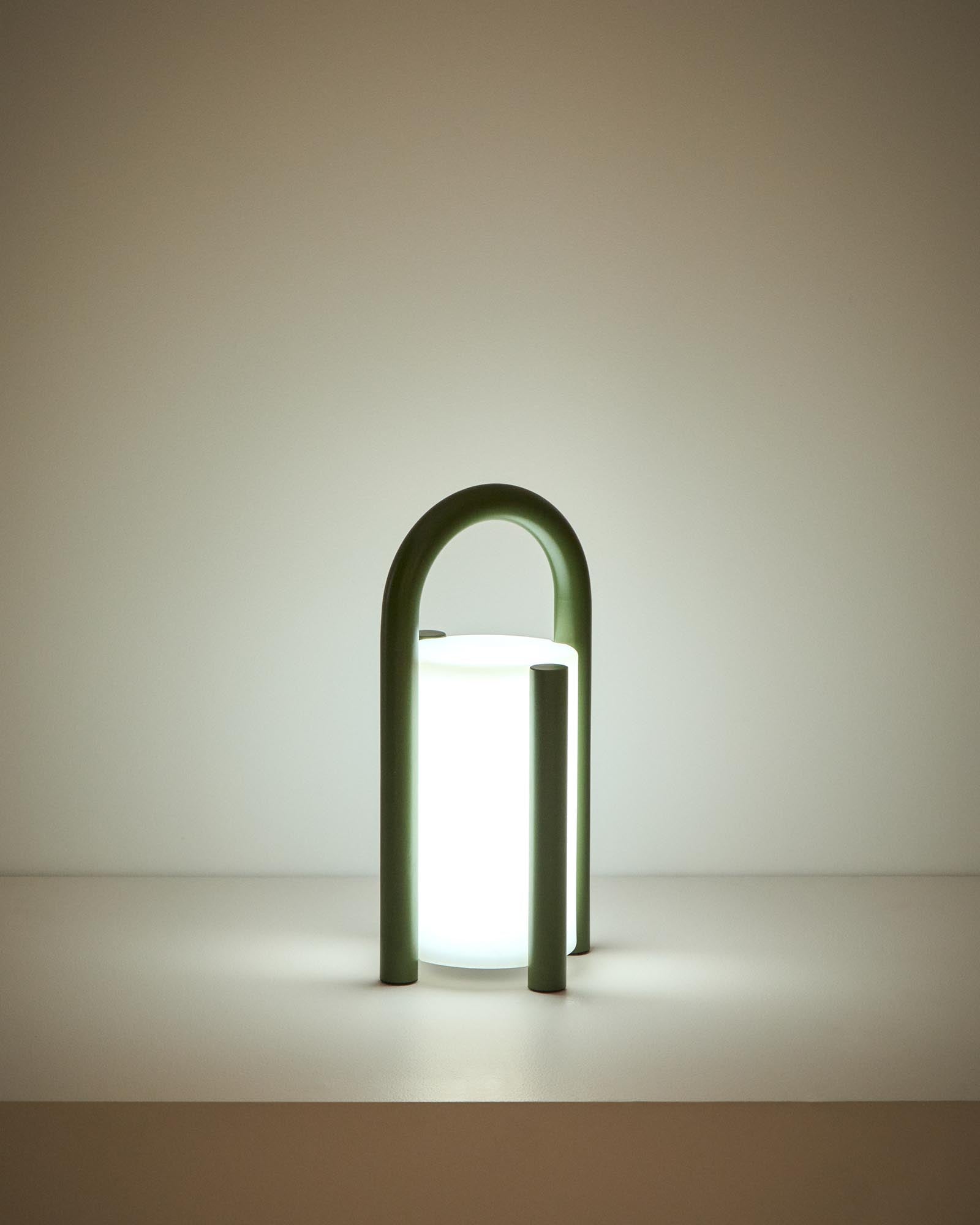Kleine, stilvolle Tischlampe Leros aus langlebigem Polyethylen und grünem Stahl, perfekt für stimmungsvolle Abende im Freien.