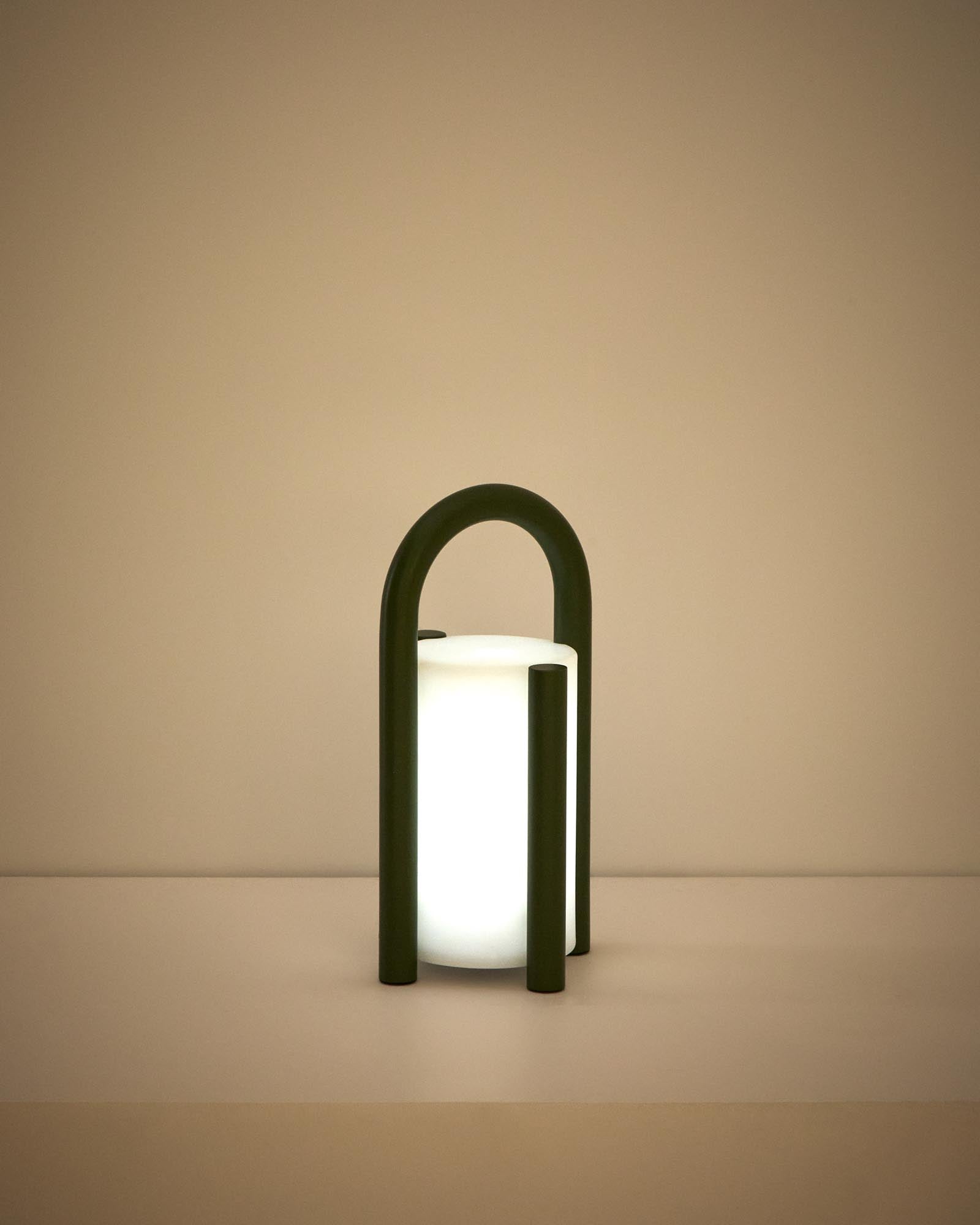 Stilvolle, tragbare Tischlampe Leros aus strapazierfähigem Polyethylen und grünem Stahl, perfekt für stimmungsvolle Abende im Freien.
