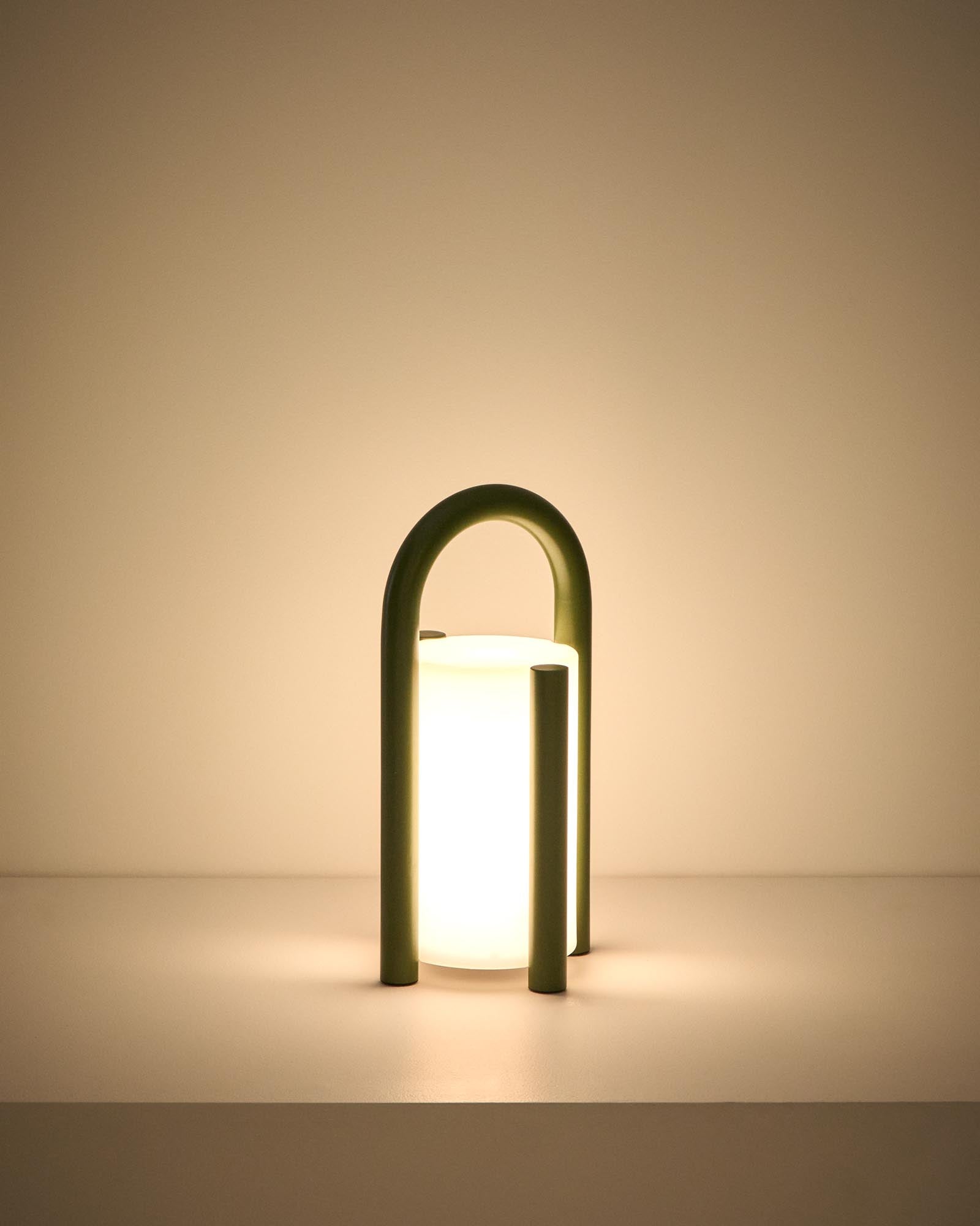 Kleine, mobile Tischlampe Leros in modernem Design, gefertigt aus robustem Polyethylen und grünem Stahl, ideal für gemütliche Outdoor-Events.