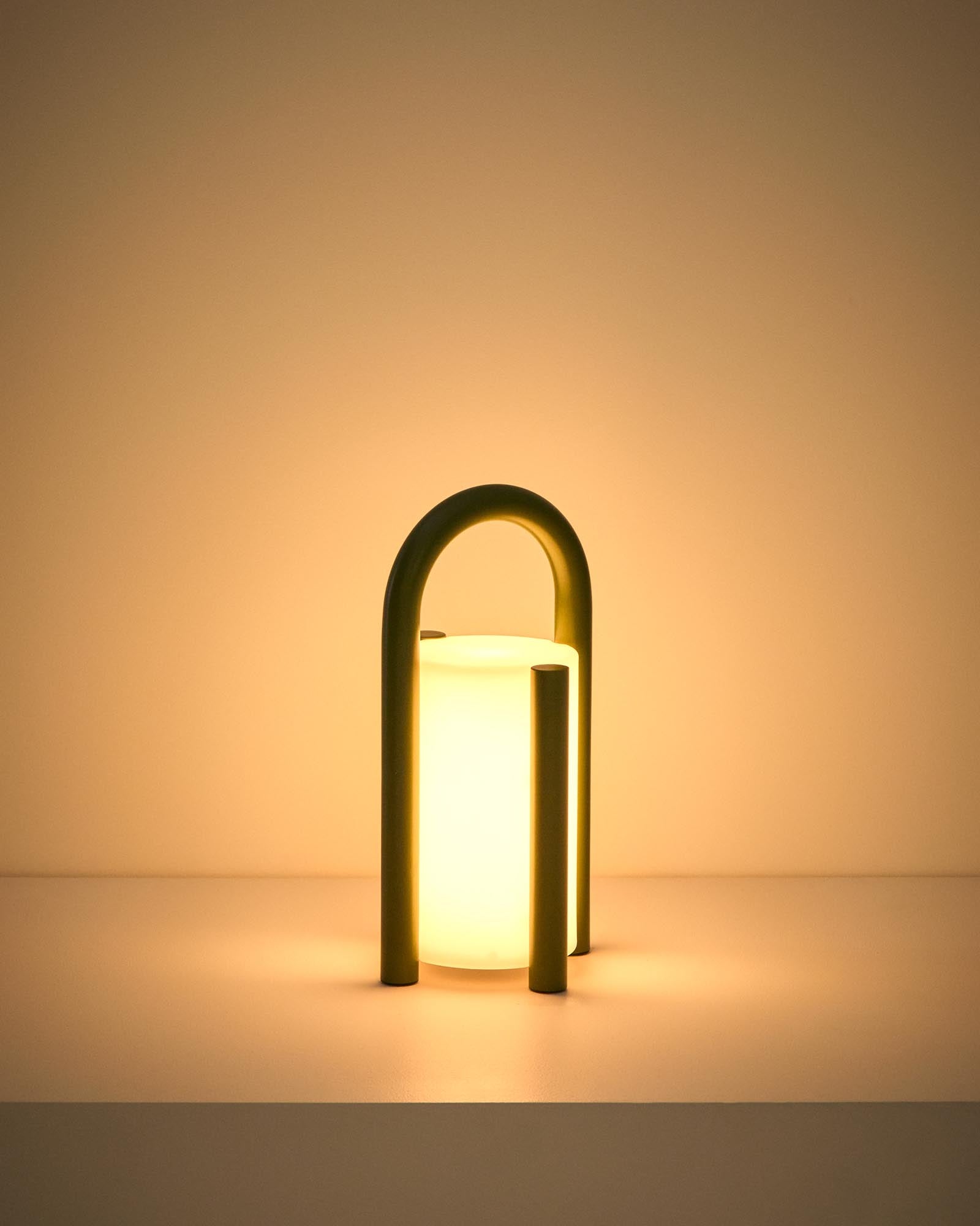 Moderne, tragbare Tischlampe Leros in ansprechendem Design, gefertigt aus langlebigem Polyethylen und grünem Stahl, perfekt für den Außenbereich.