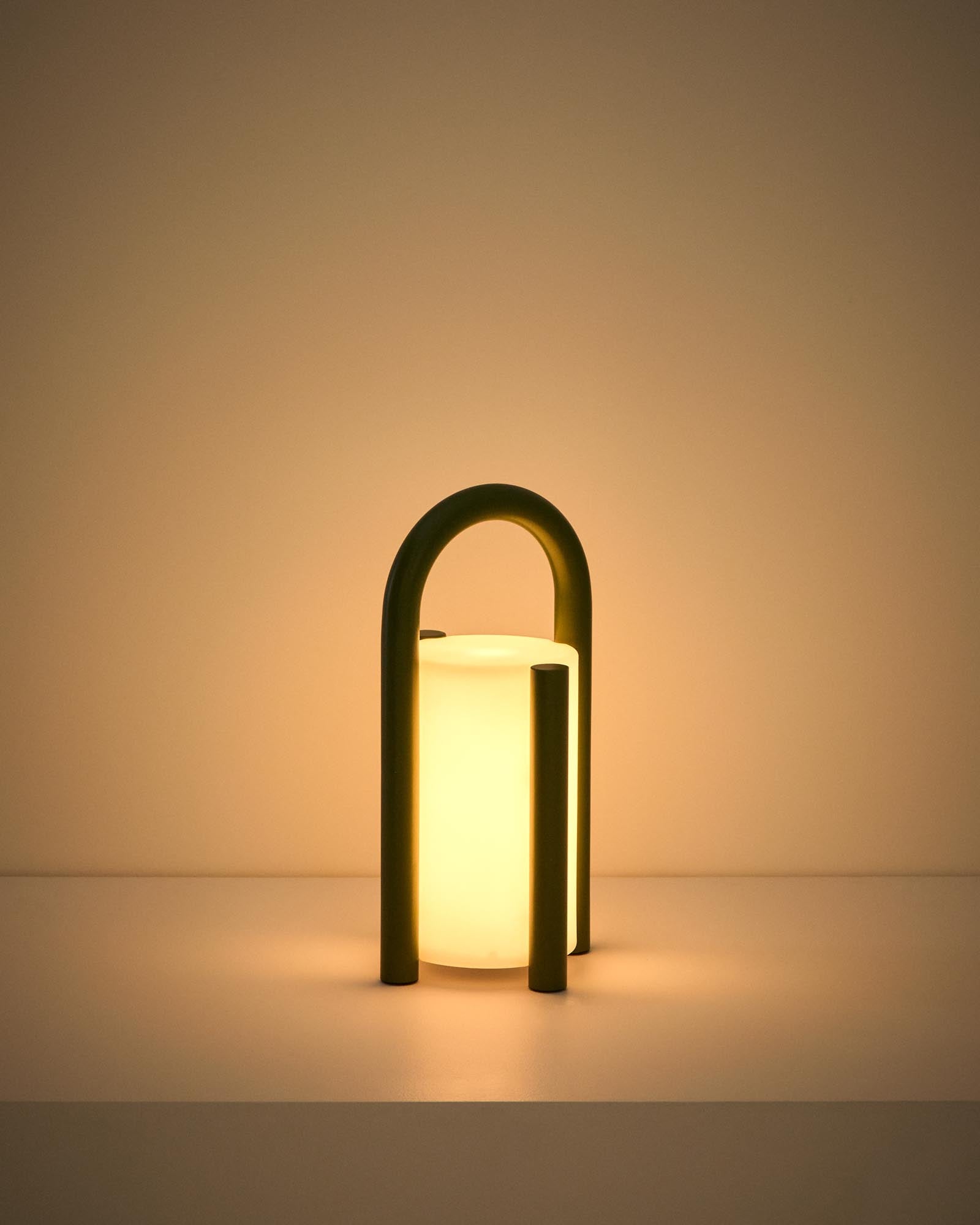 Kleine, stilvolle Tischlampe Leros aus robustem Polyethylen und grünem Stahl, ideal für stimmungsvolle Beleuchtung im Freien.