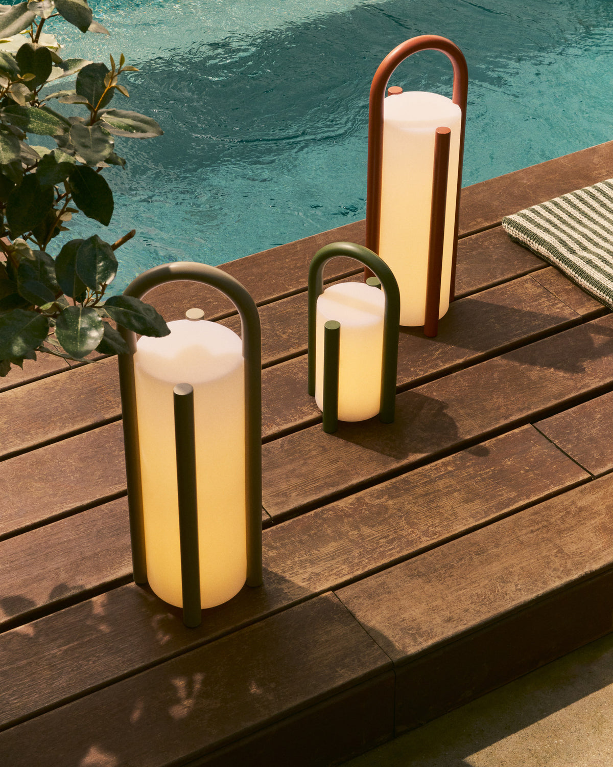 Kleine tragbare Tischlampe Leros aus Polyethylen und grünem Stahl in Dunkelgrün präsentiert im Onlineshop von KAQTU Design AG. Outdoor Tischleuchte ist von Kave Home