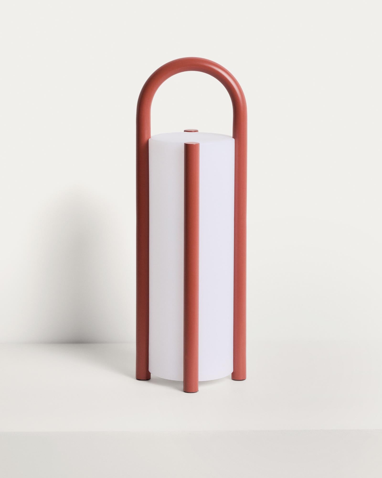 Grosse tragbare Tischlampe Leros aus Polyethylen und terrakottafarbenem Stahl in Rot präsentiert im Onlineshop von KAQTU Design AG. Outdoor Tischleuchte ist von Kave Home