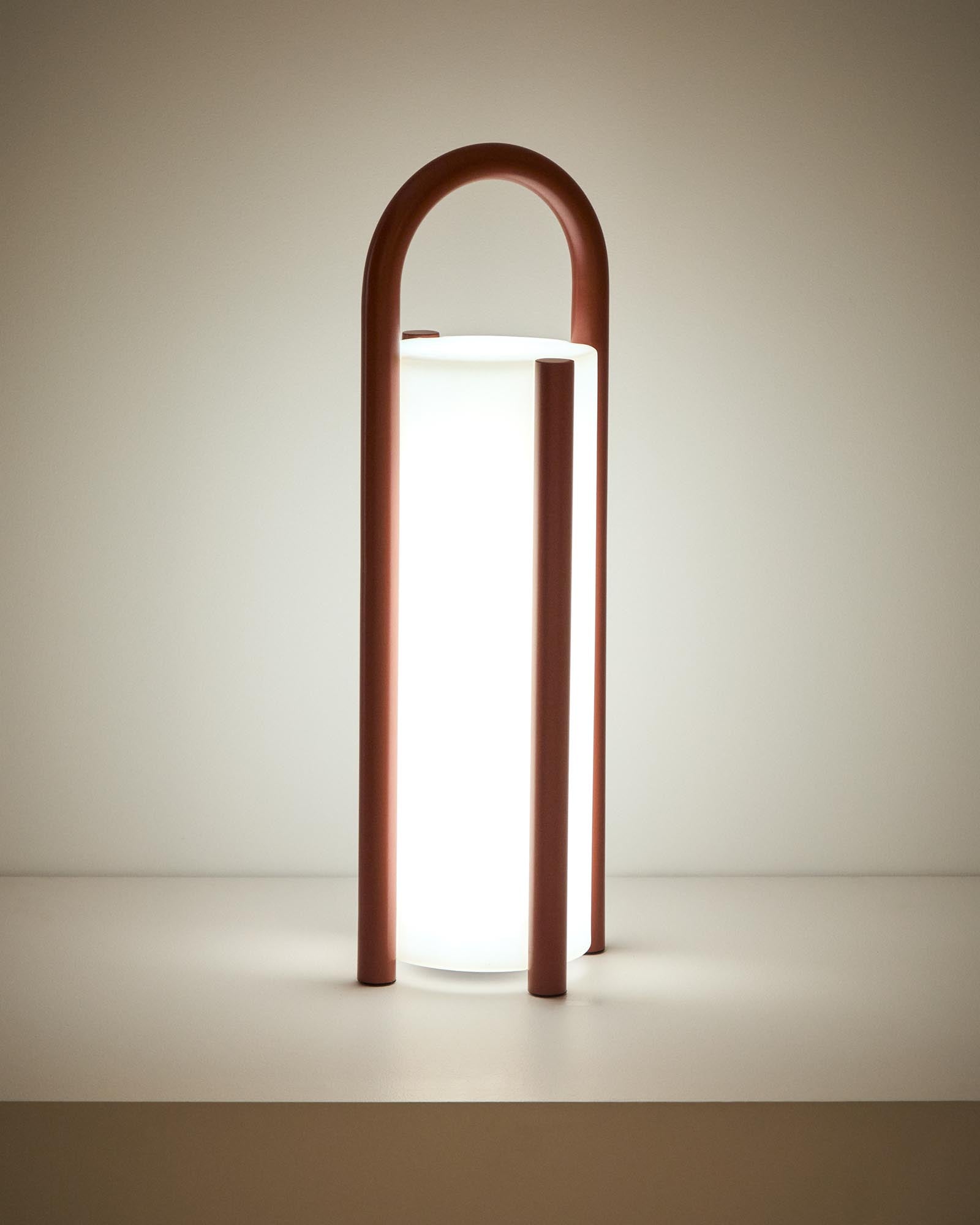 Moderne tragbare Tischlampe Leros in terrakottafarbenem Stahl und Polyethylen, perfekt für stimmungsvolle Abende im Freien.