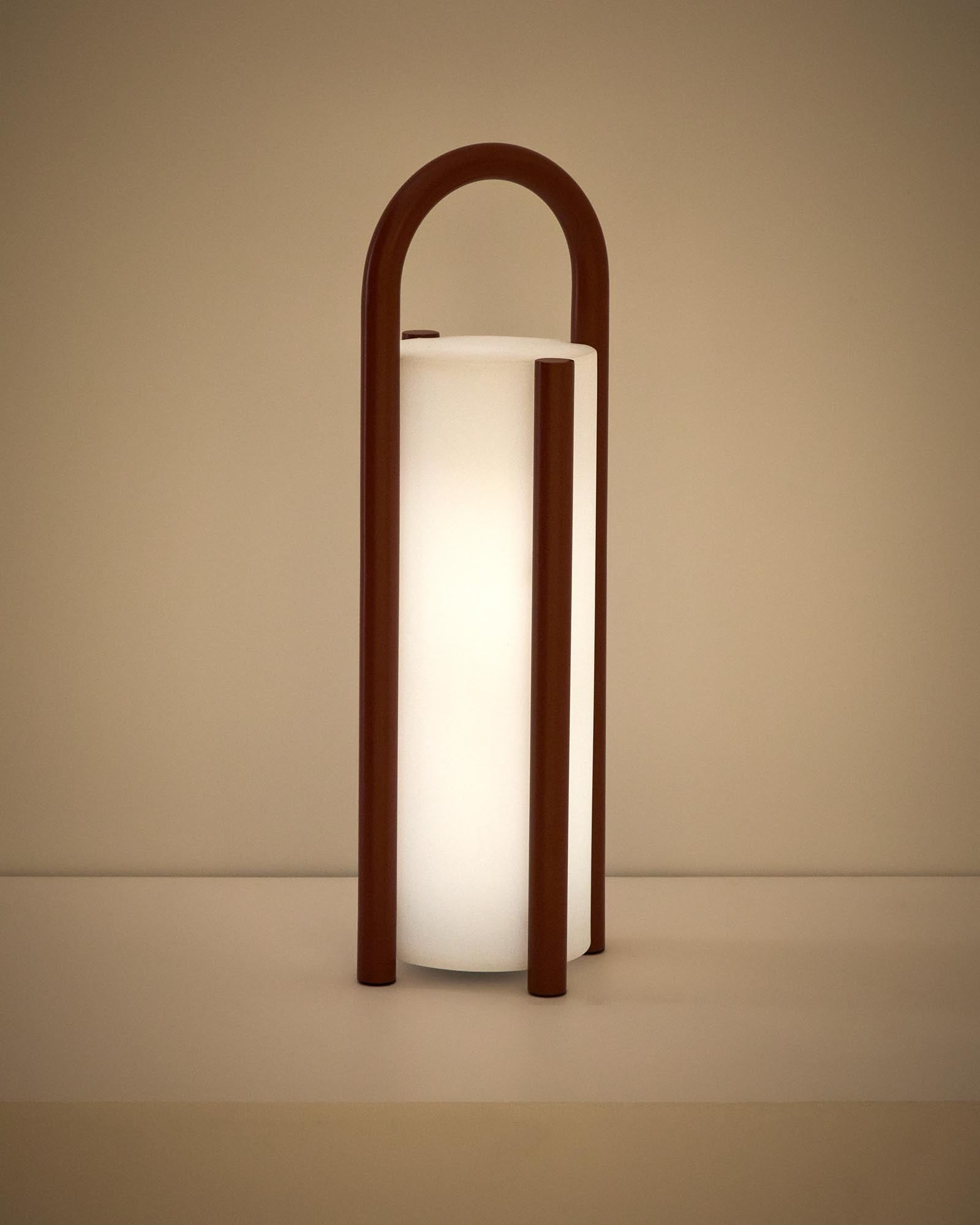 Elegante Outdoor Tischleuchte Leros aus robustem Polyethylen und terrakottafarbenem Stahl, ideal für gemütliche Abende im Freien.