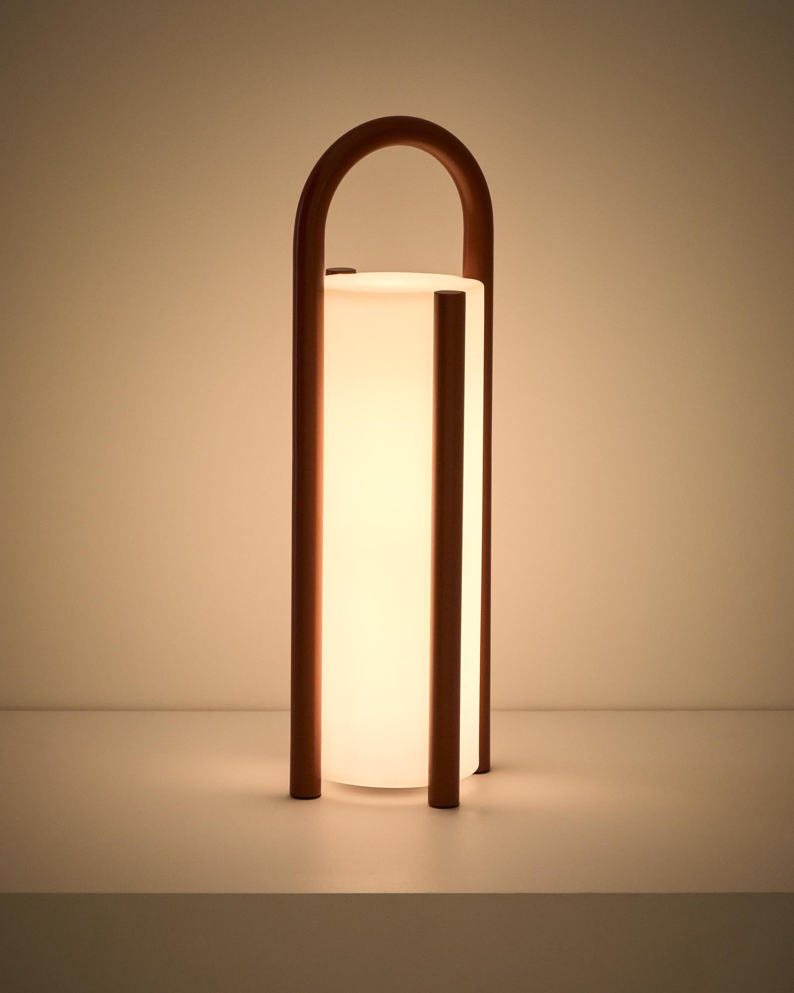 Stilvolle tragbare Tischlampe Leros in terrakottafarbenem Stahl und Polyethylen, perfekt für stimmungsvolle Abende im Freien.