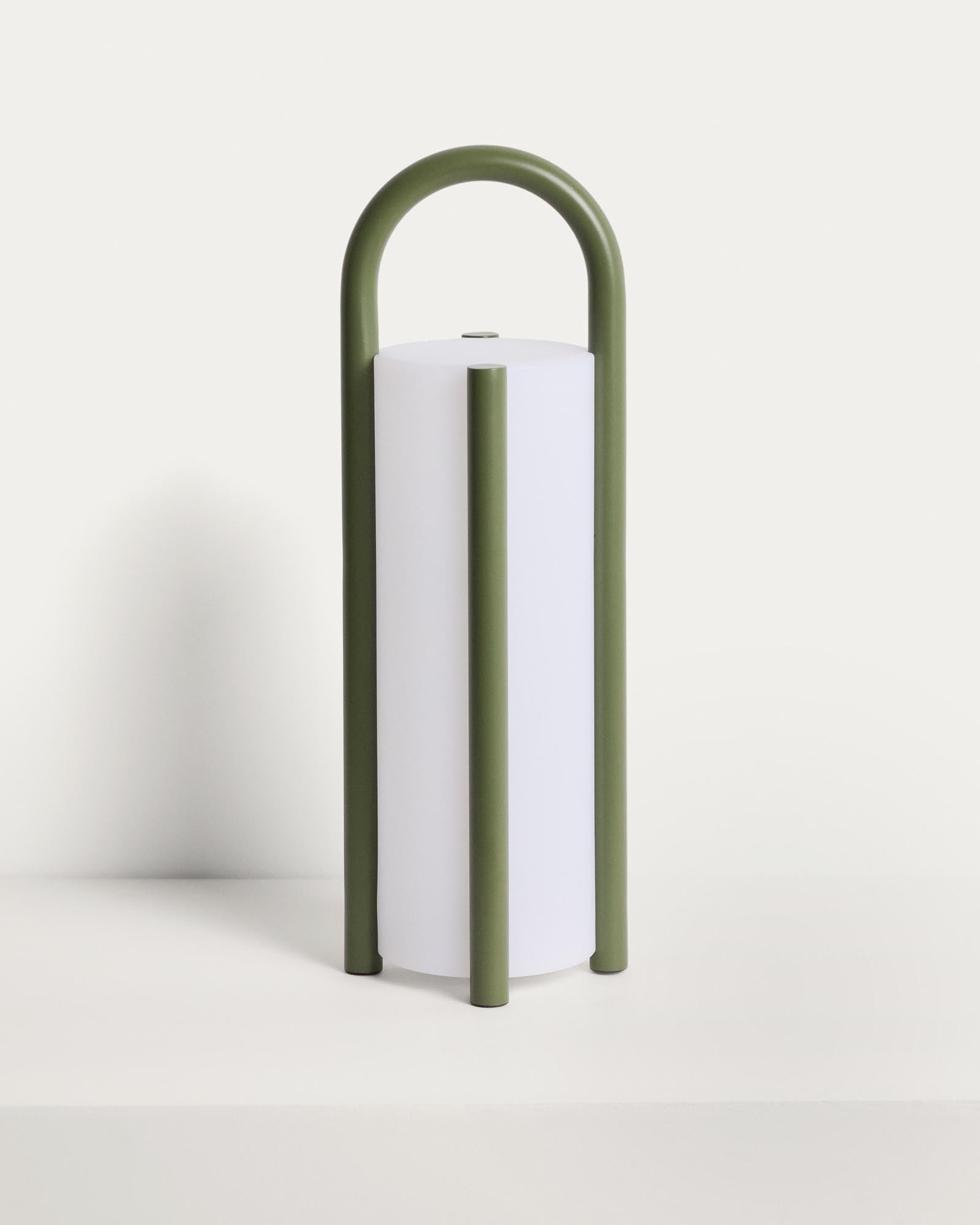 Grosse tragbare Tischlampe Leros aus Polyethylen und grünem Stahl in Dunkelgrün präsentiert im Onlineshop von KAQTU Design AG. Outdoor Tischleuchte ist von Kave Home