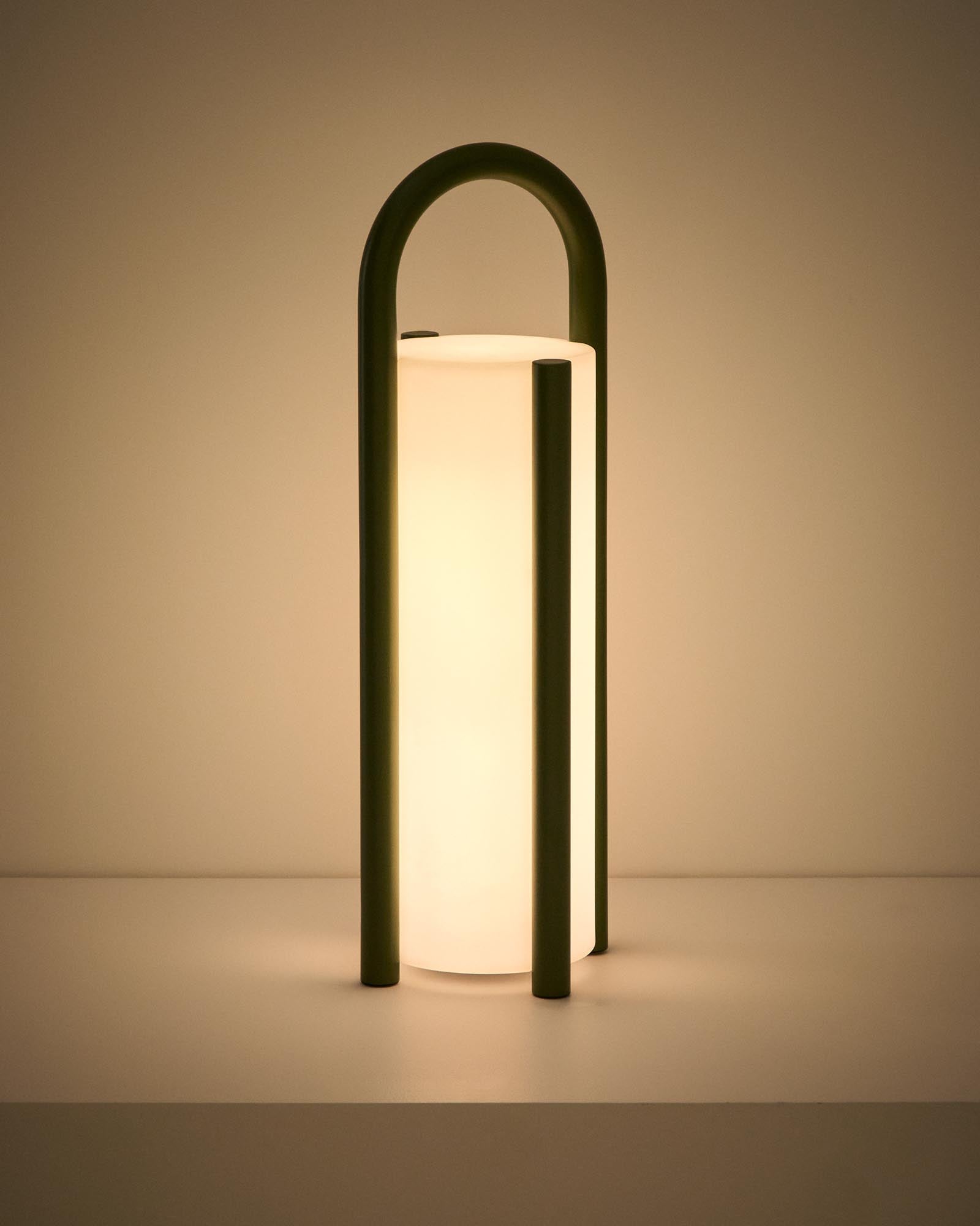 Moderne, tragbare Tischlampe Leros in elegantem Dunkelgrün, gefertigt aus robustem Polyethylen und Stahl, ideal für stimmungsvolle Outdoor-Events.