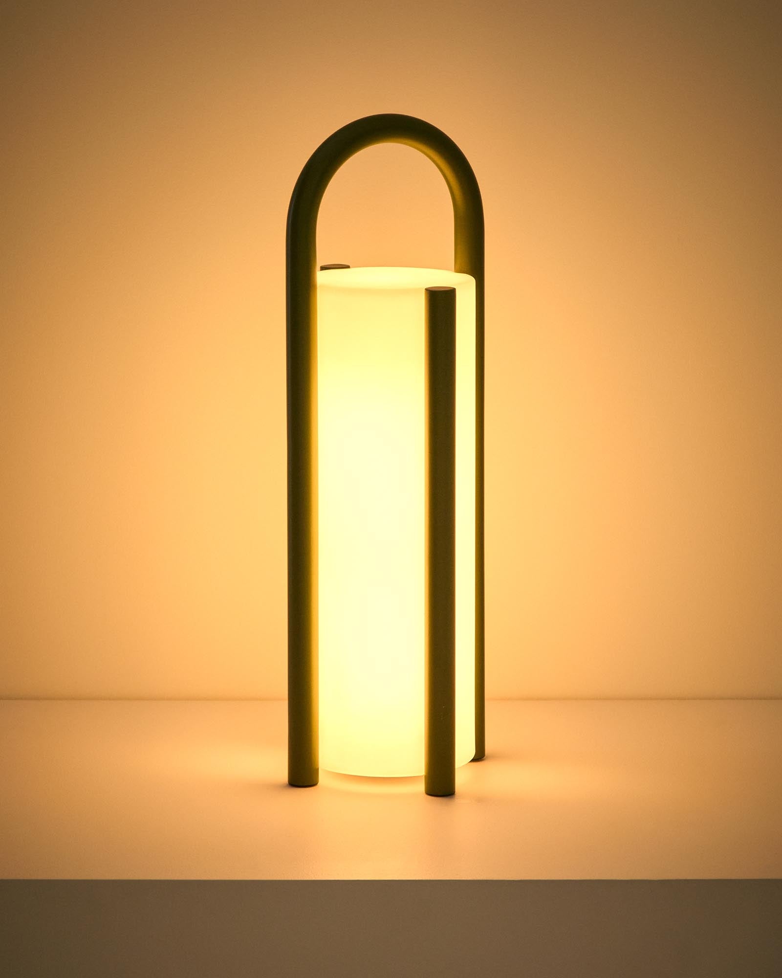 Stilvolle, tragbare Tischlampe Leros in ansprechendem Dunkelgrün, aus langlebigem Polyethylen und Stahl, perfekt für gemütliche Abende im Freien.