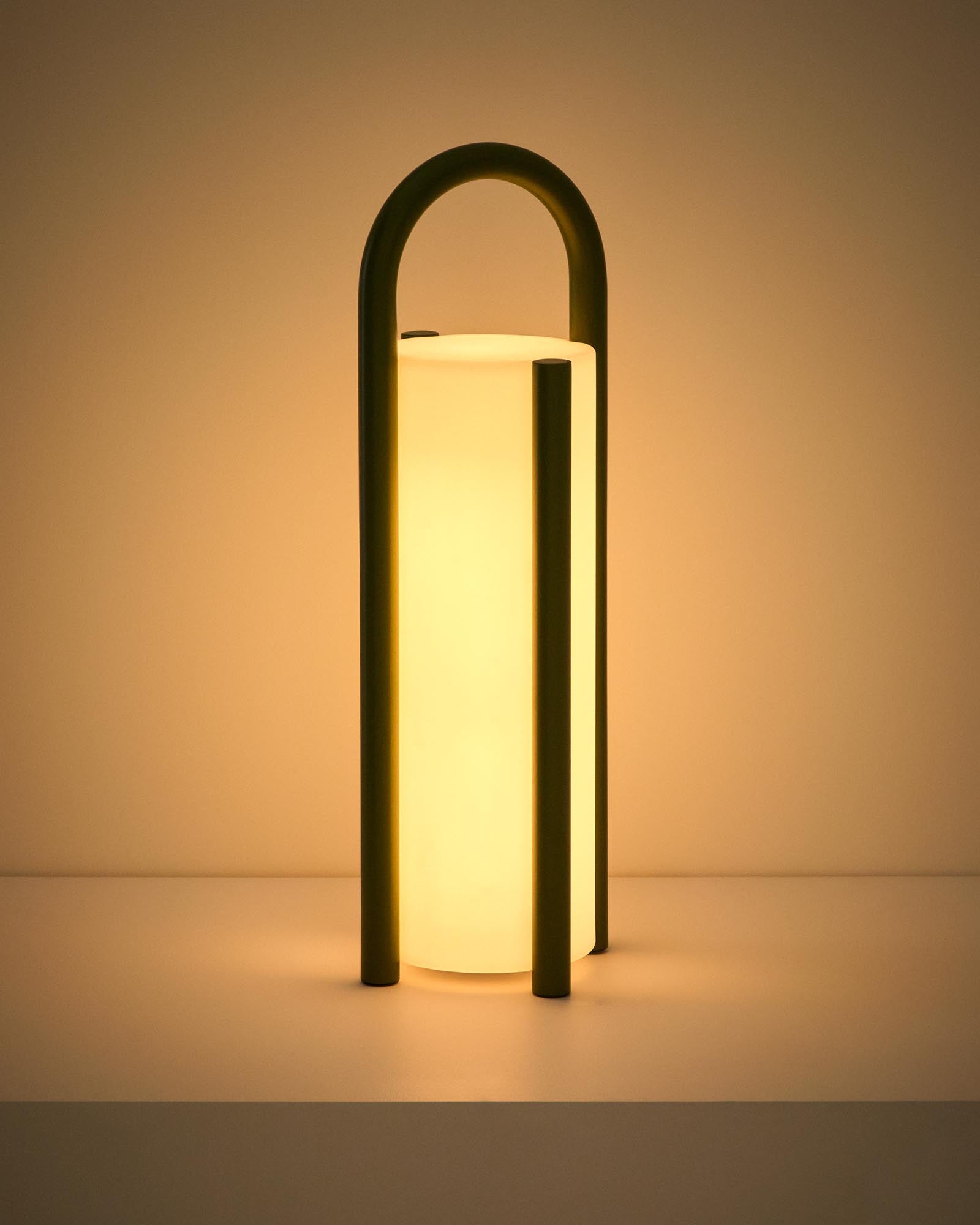Moderne, tragbare Tischlampe Leros in elegantem Dunkelgrün, gefertigt aus robustem Polyethylen und Stahl, ideal für stimmungsvolle Outdoor-Events.
