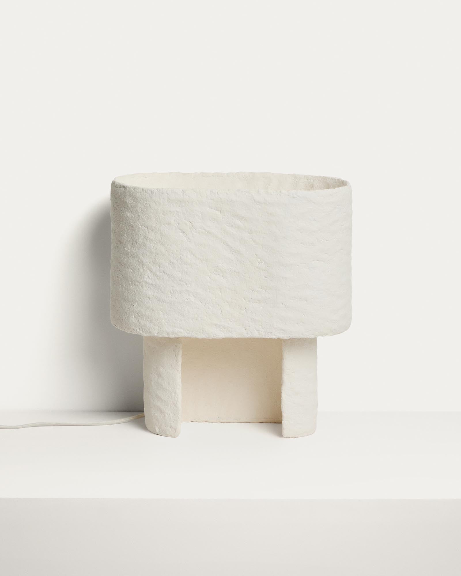 Tischlampe Bedala aus weissem Pappmaché in Weiss präsentiert im Onlineshop von KAQTU Design AG. Tischleuchte ist von Kave Home