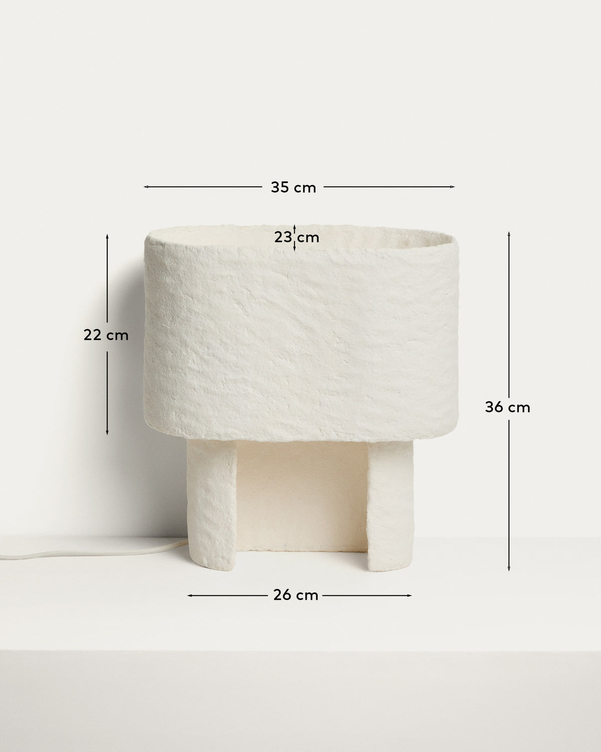 Tischlampe Bedala aus weissem Pappmaché in Weiss präsentiert im Onlineshop von KAQTU Design AG. Tischleuchte ist von Kave Home